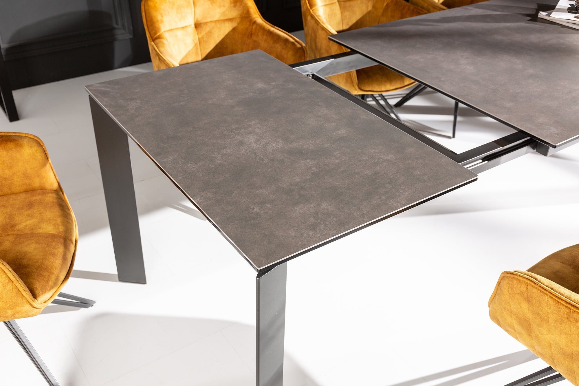 Table à manger extensible X7 180-240 cm en céramique anthracite fabriquée en Italie