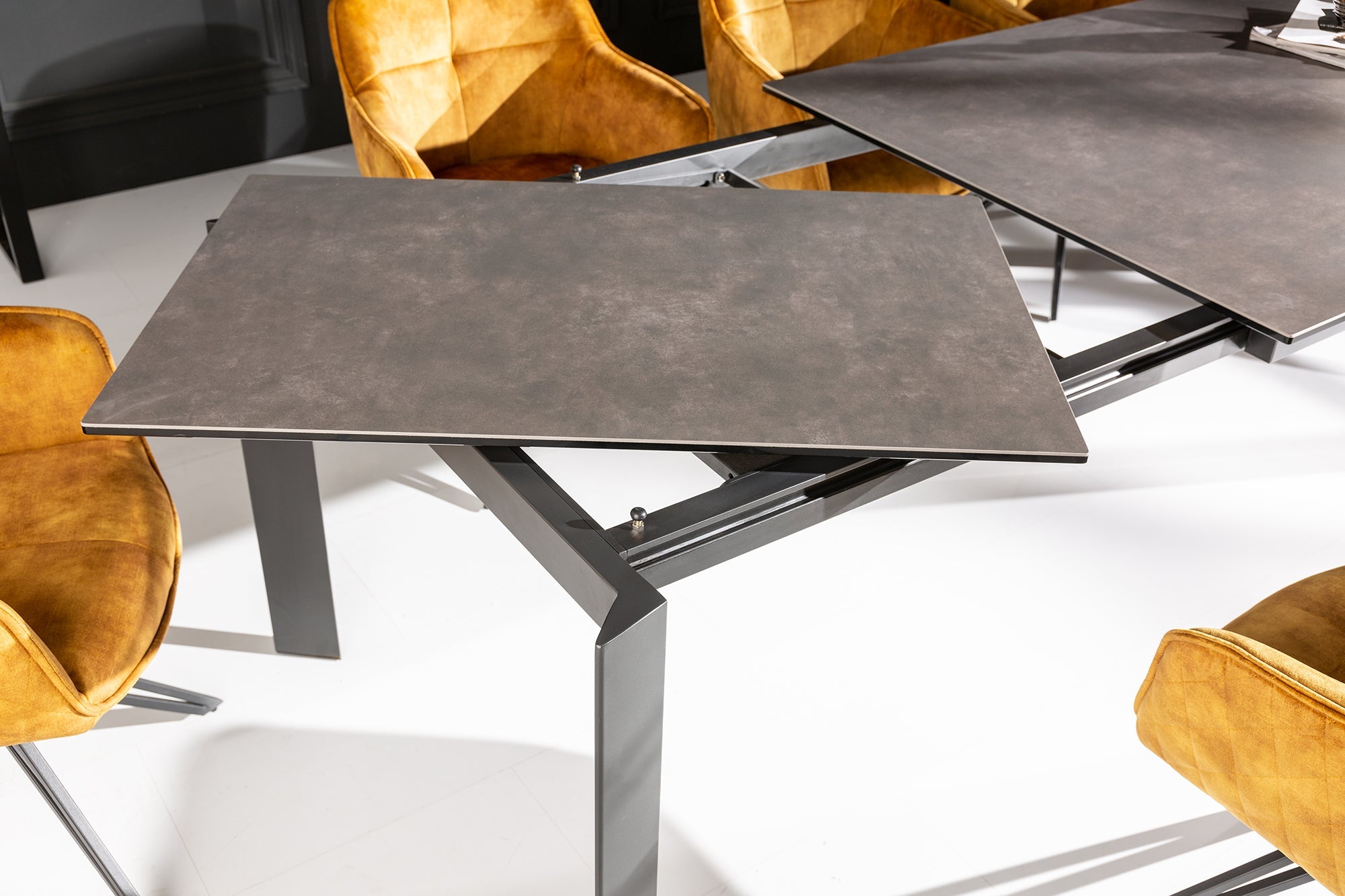 Table à manger extensible X7 180-240 cm en céramique anthracite fabriquée en Italie