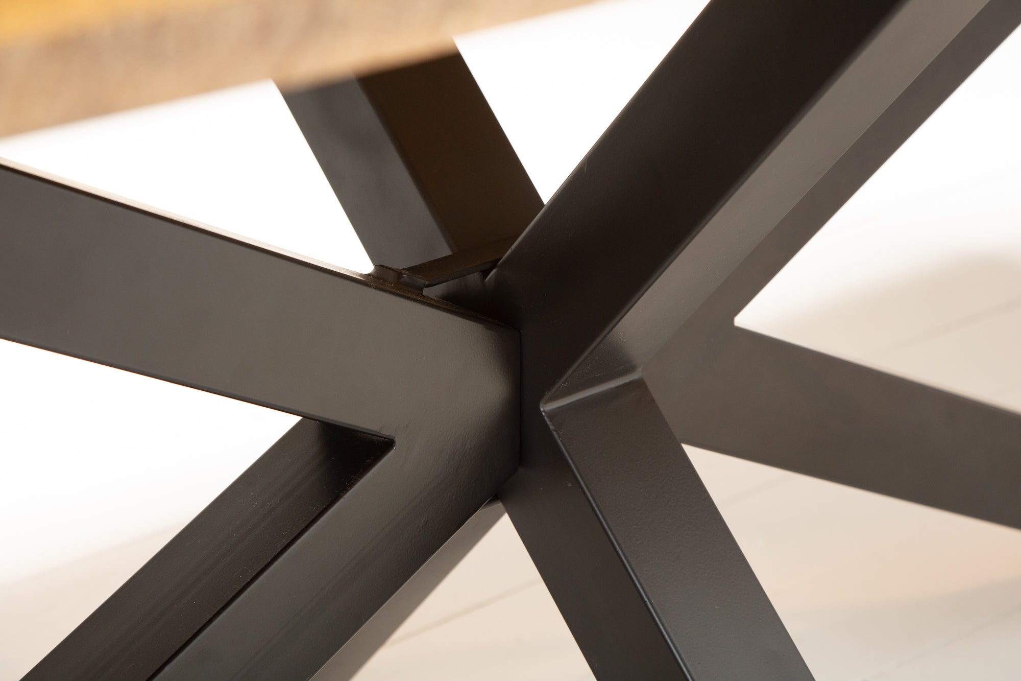 GALAXIE Mesa de comedor industrial maciza de 200 cm en madera de mango con estructura en forma de estrella