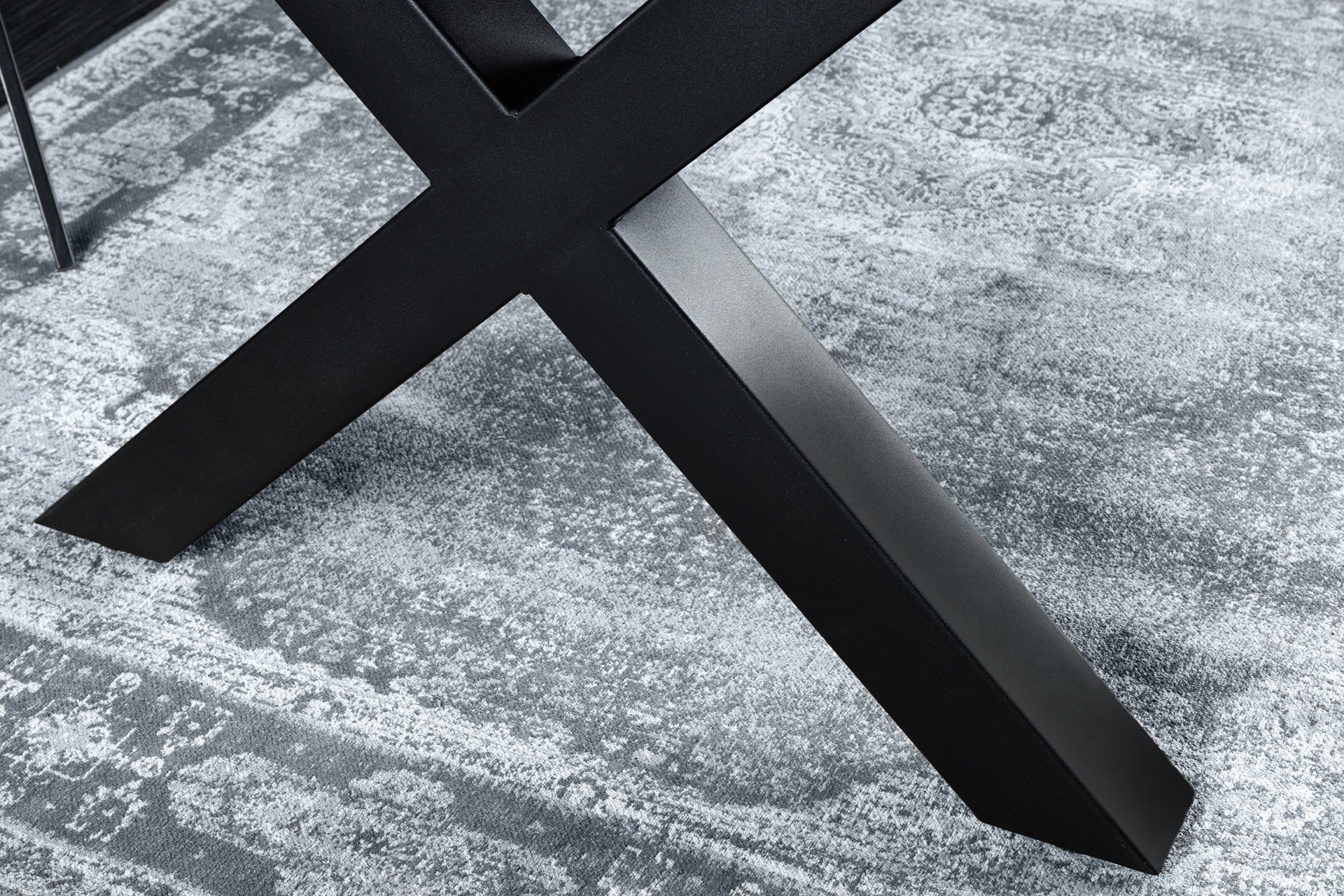 Table à manger industrielle WILD 180cm chêne sauvage gris cérusé design bord d'arbre cadre en X noir