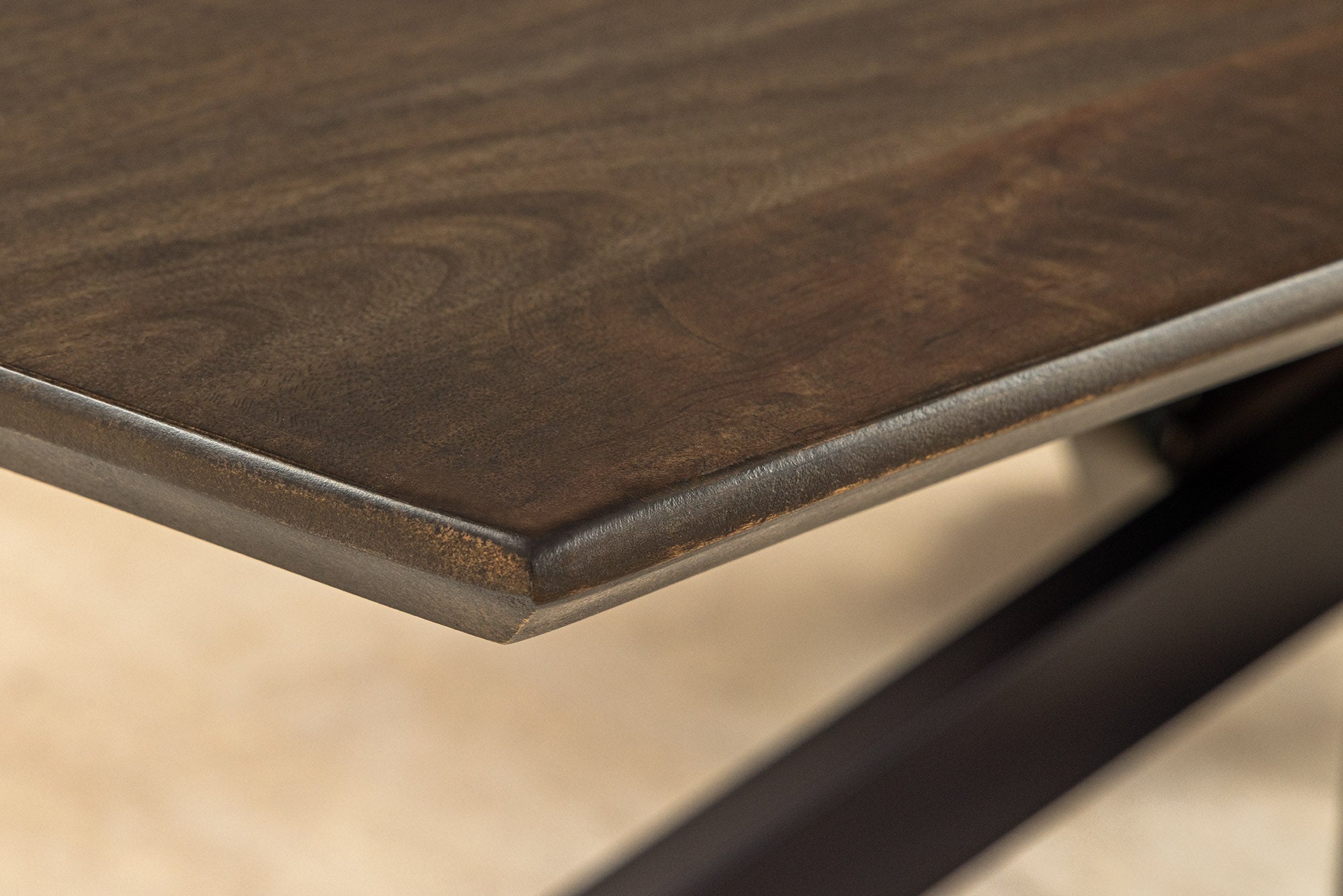 Table à manger massive SIGNUM 220cm en bois de manguier marron foncé forme bateau cadre étoile