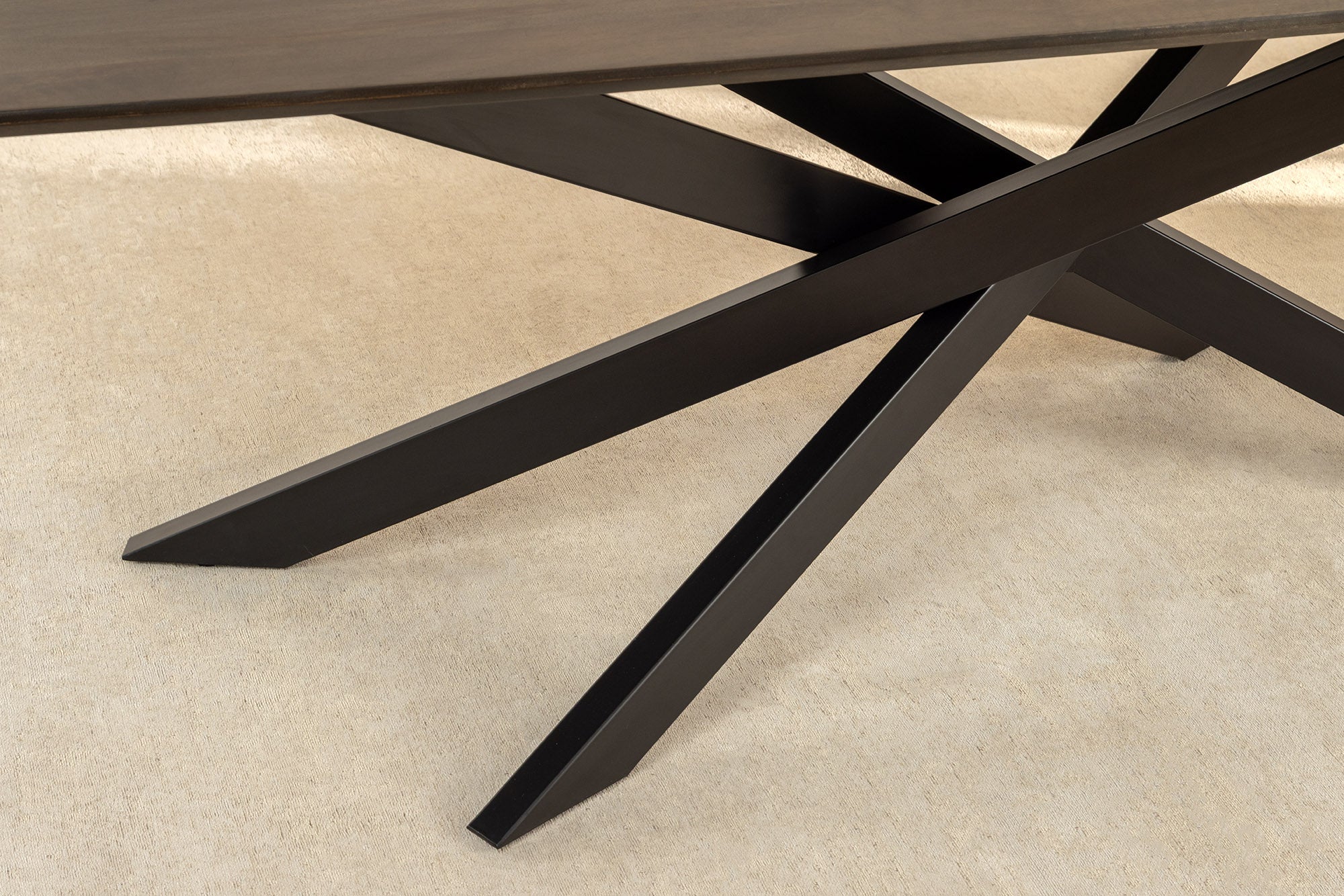 Table à manger massive SIGNUM 220cm en bois de manguier marron foncé forme bateau cadre étoile