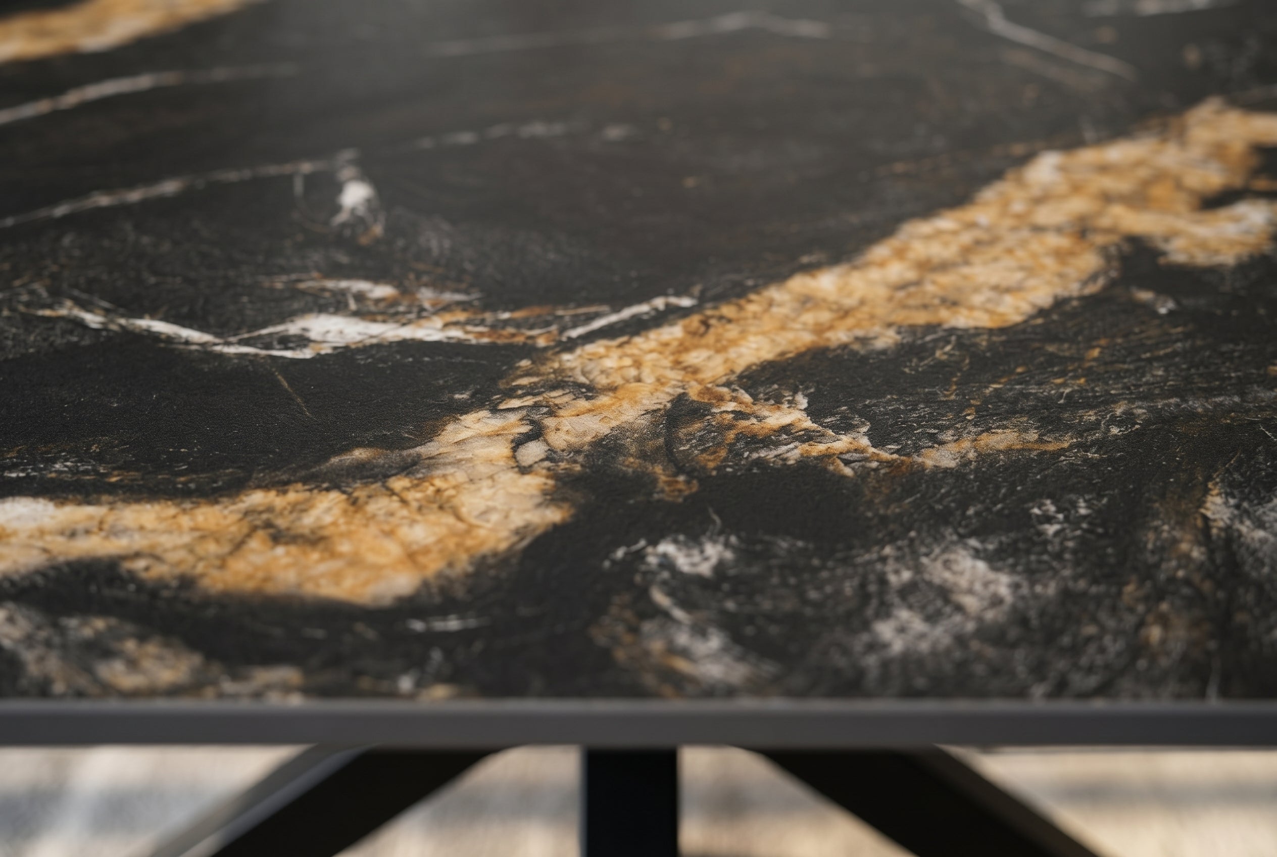 Table à manger moderne GALAXIE 160cm Aurora Oro céramique sable or noir
