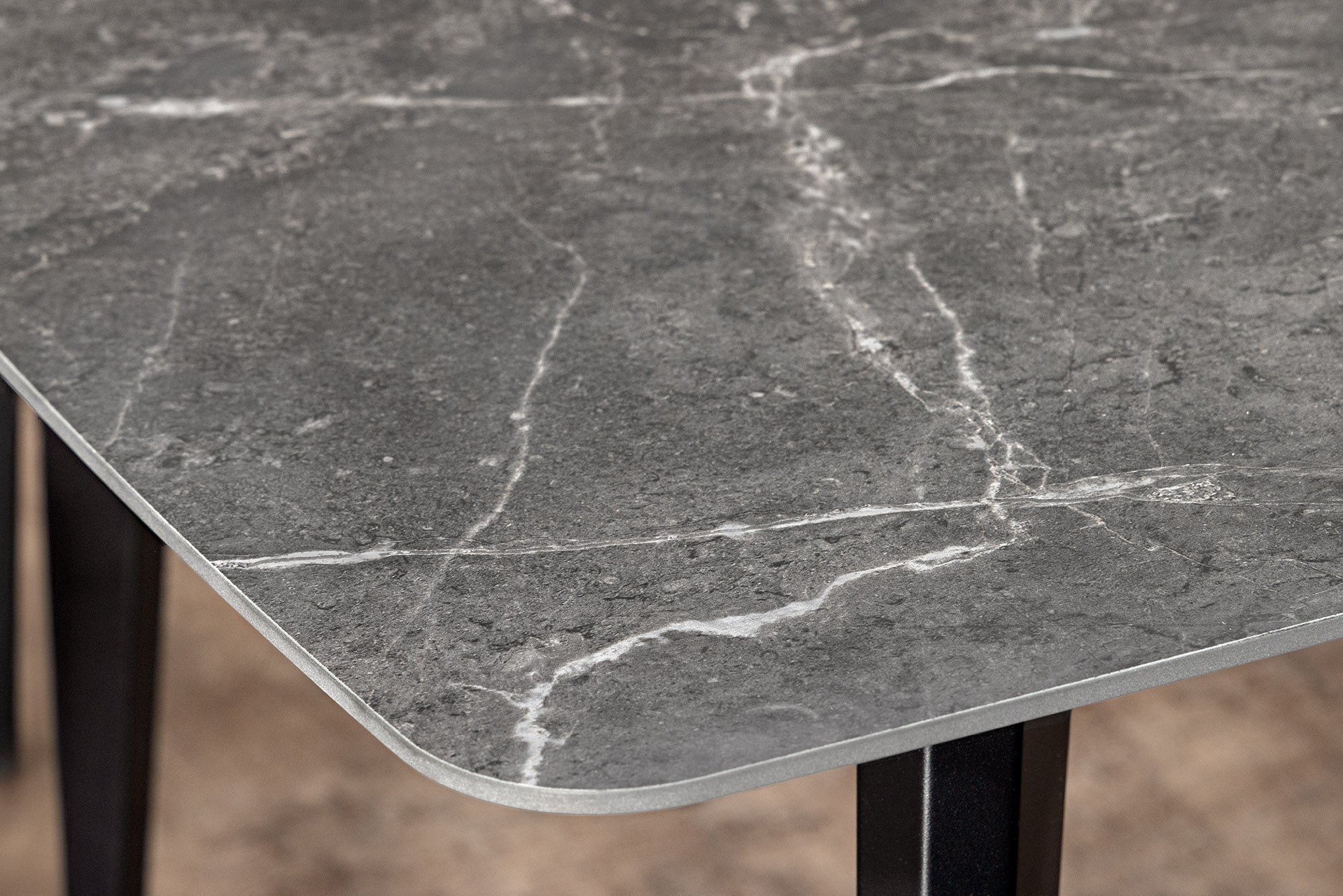 Table à manger moderne MILANO 160cm céramique anthracite pieds métal noir