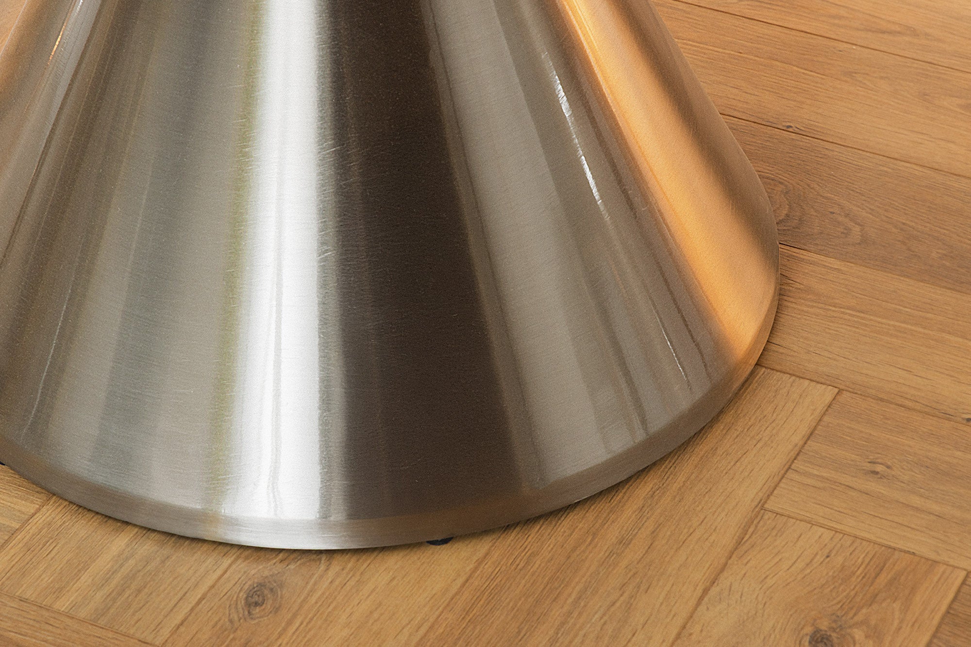 Table à manger ronde ELEGANCIA 130 cm en marbre noir et acier chromé avec base colonne