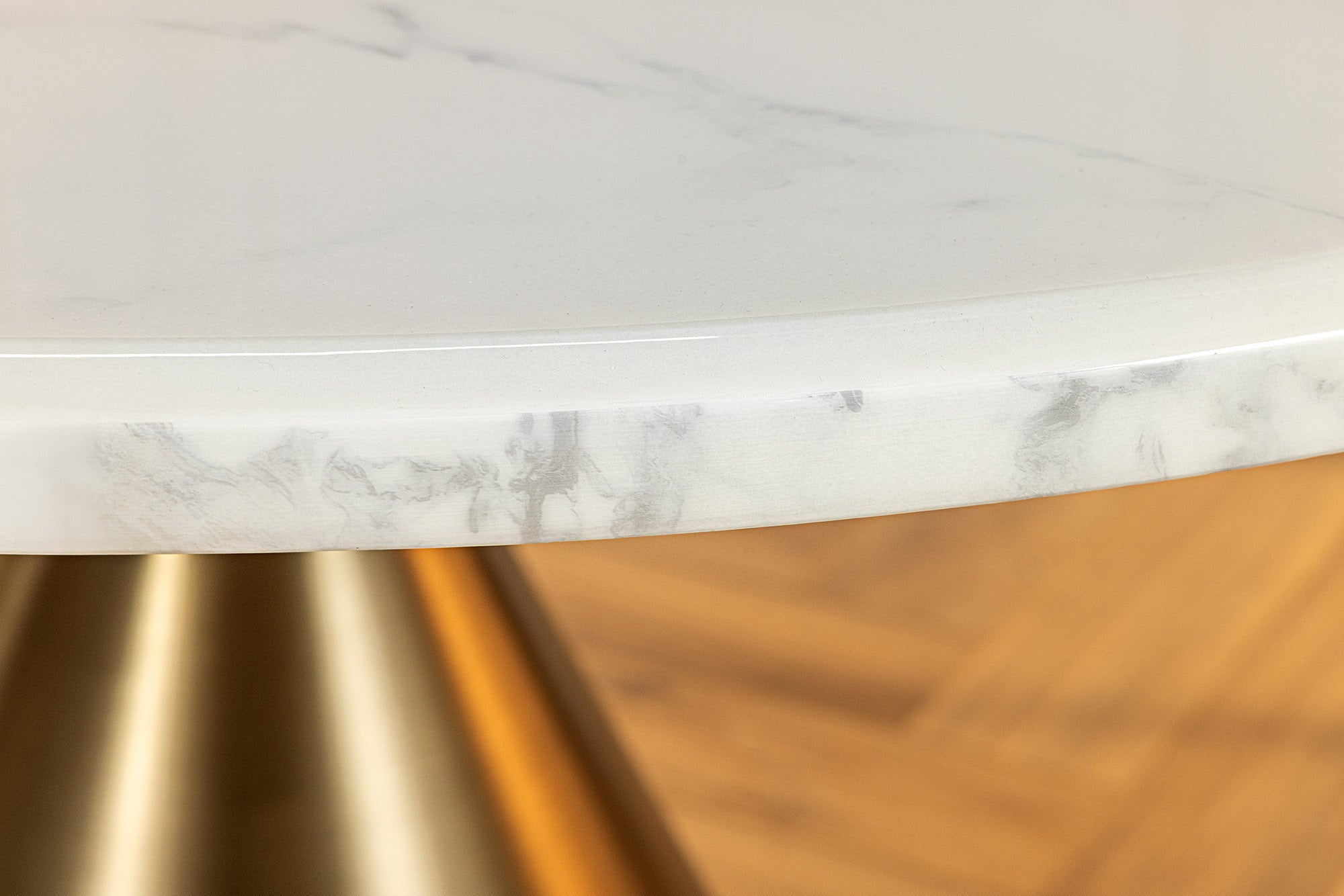 Table à manger ronde ELEGANCIA 130cm en marbre blanc et métal doré avec base colonne