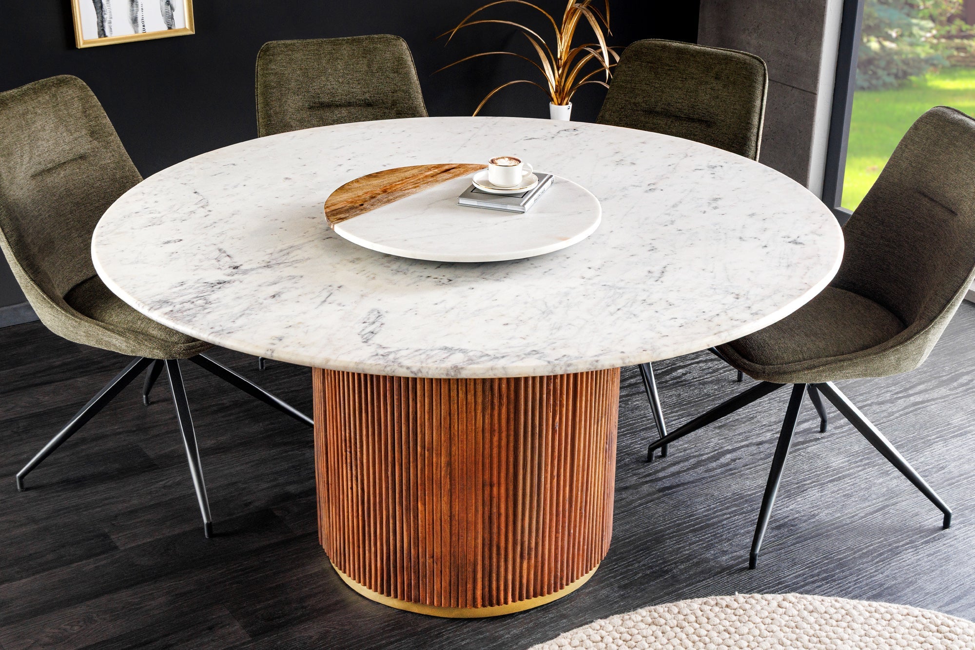 Table à manger ronde GATSBY 140 cm en bois de manguier marron doré et plateau en marbre blanc avec base pilier