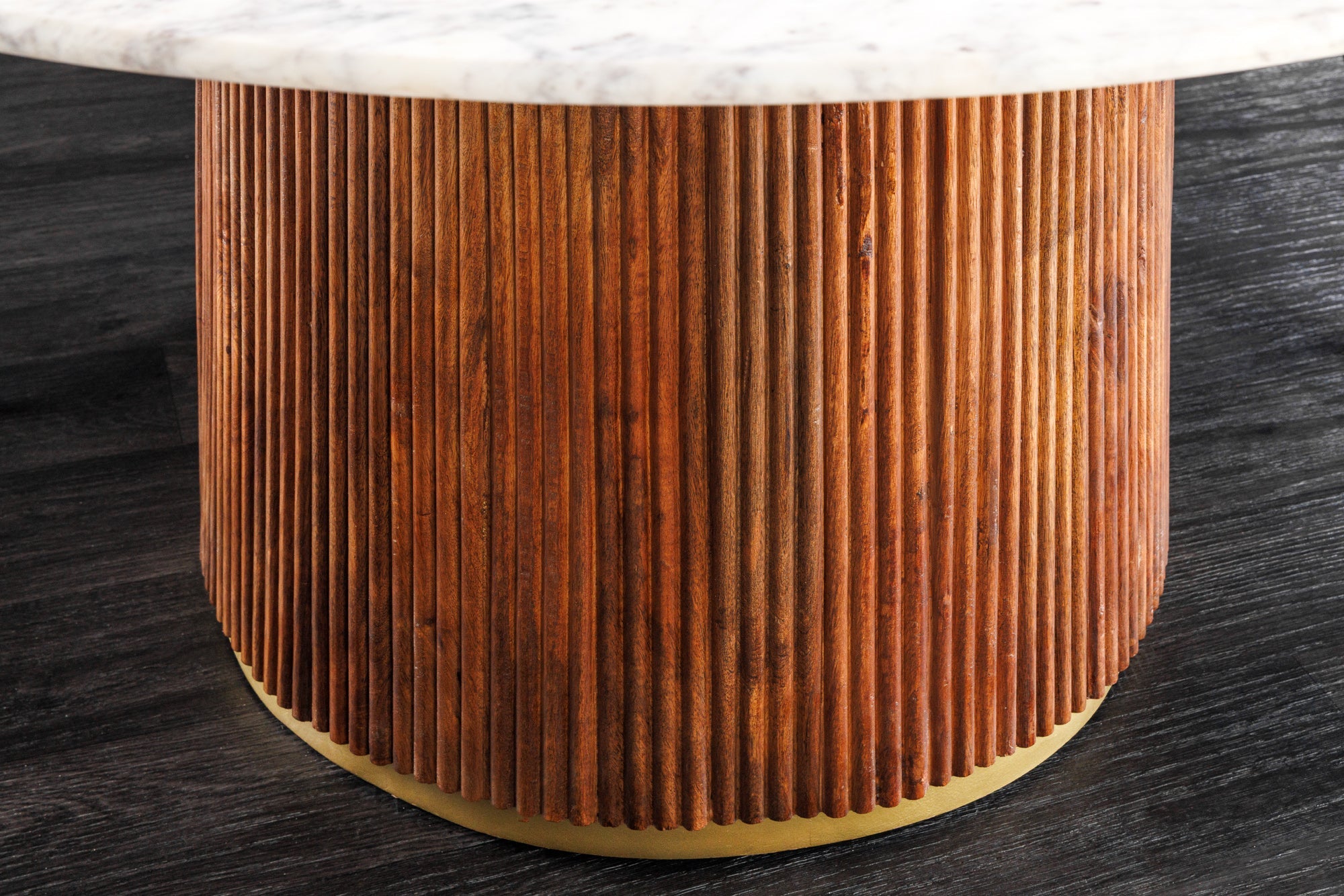 Table à manger ronde GATSBY 140 cm en bois de manguier marron doré et plateau en marbre blanc avec base pilier
