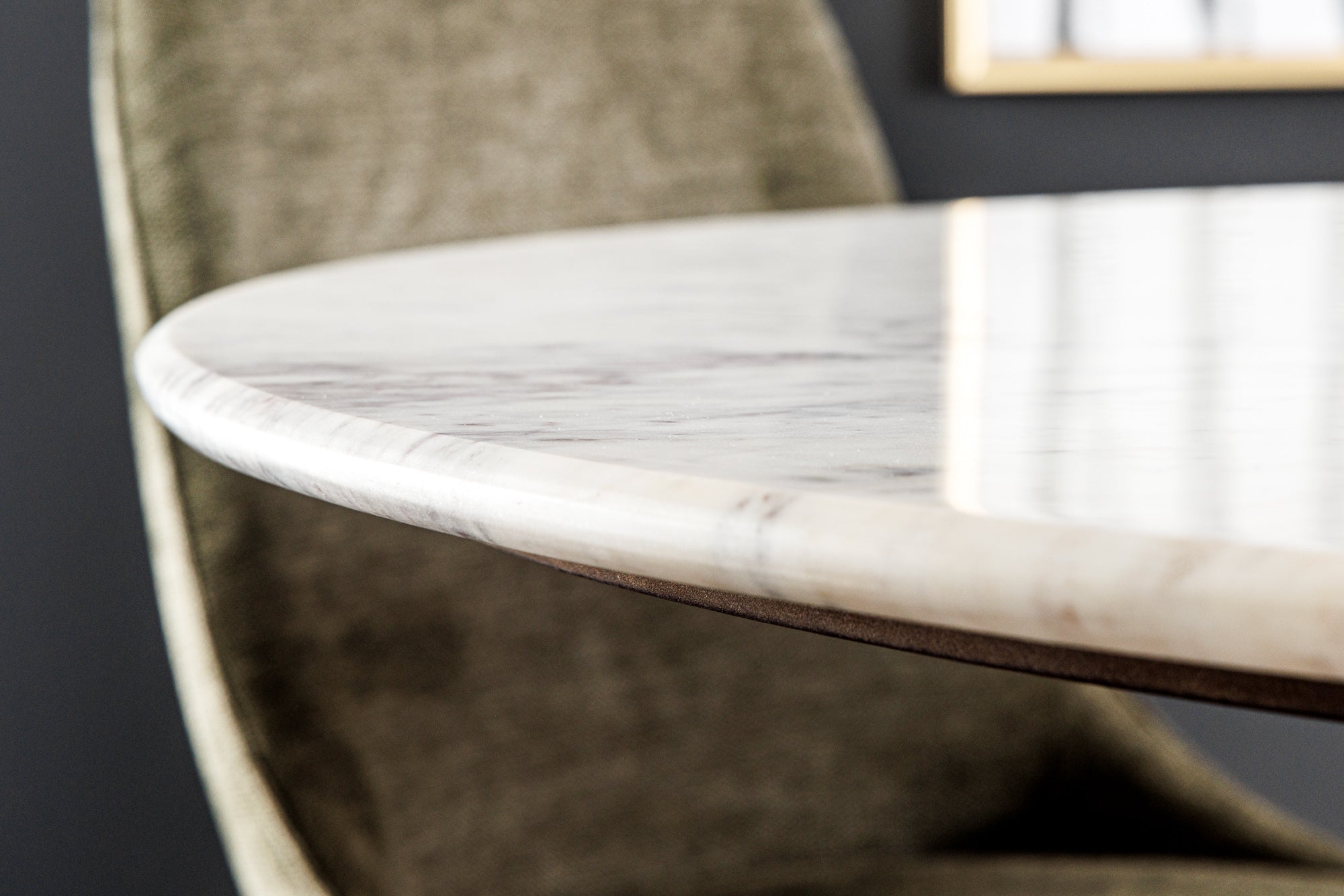 Table à manger ronde GATSBY 140 cm en bois de manguier marron doré et plateau en marbre blanc avec base pilier