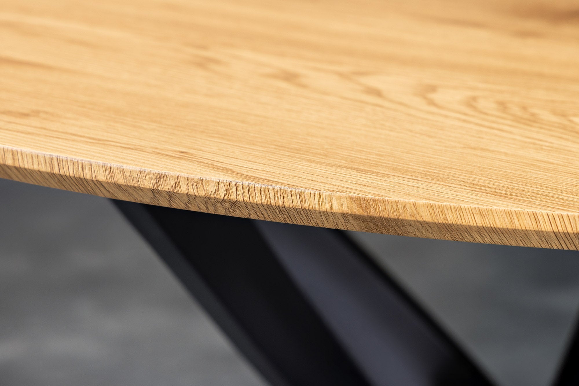 Table à manger ronde HELIX 120cm chêne sauvage naturel pieds métal noir structure étoile