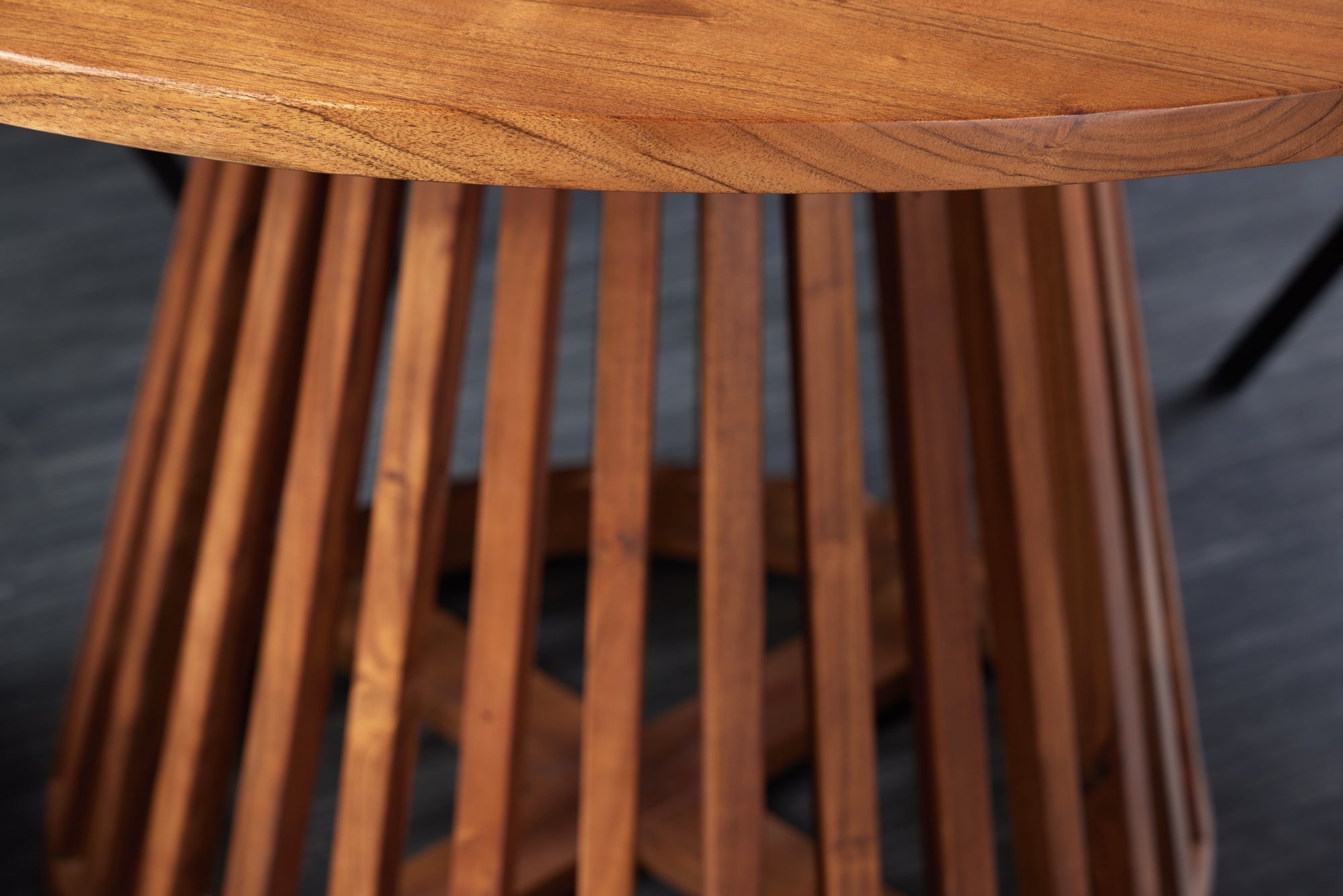Table à manger ronde MAISON JADE 130cm piètement pilier en bois massif d'acacia naturel