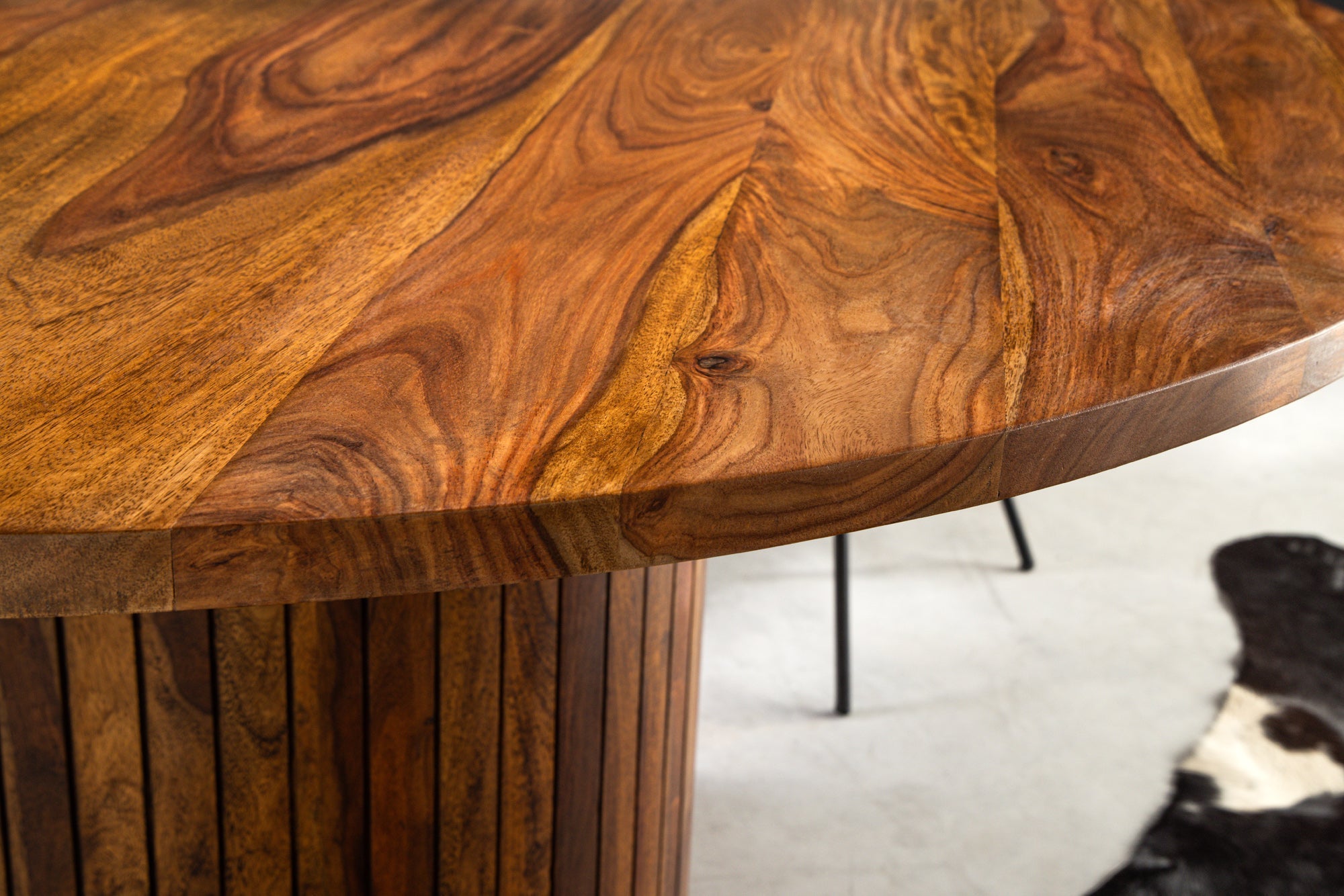 Table à manger ronde TRES CHIC 140cm bois de sheesham marron finition pierre massif avec piètement colonne