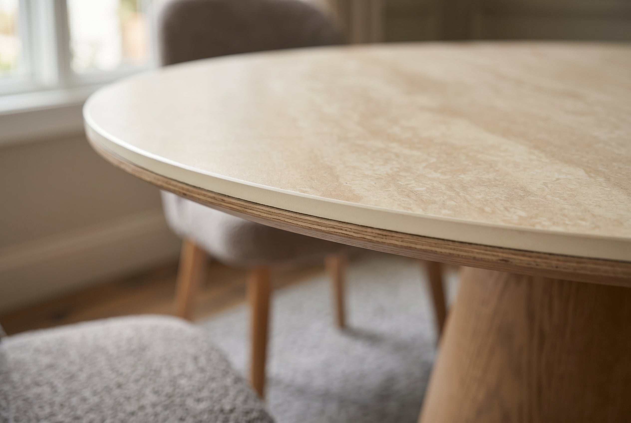 Table à manger ronde UNIQUE 120cm chêne marron clair naturel piètement colonne en céramique travertin