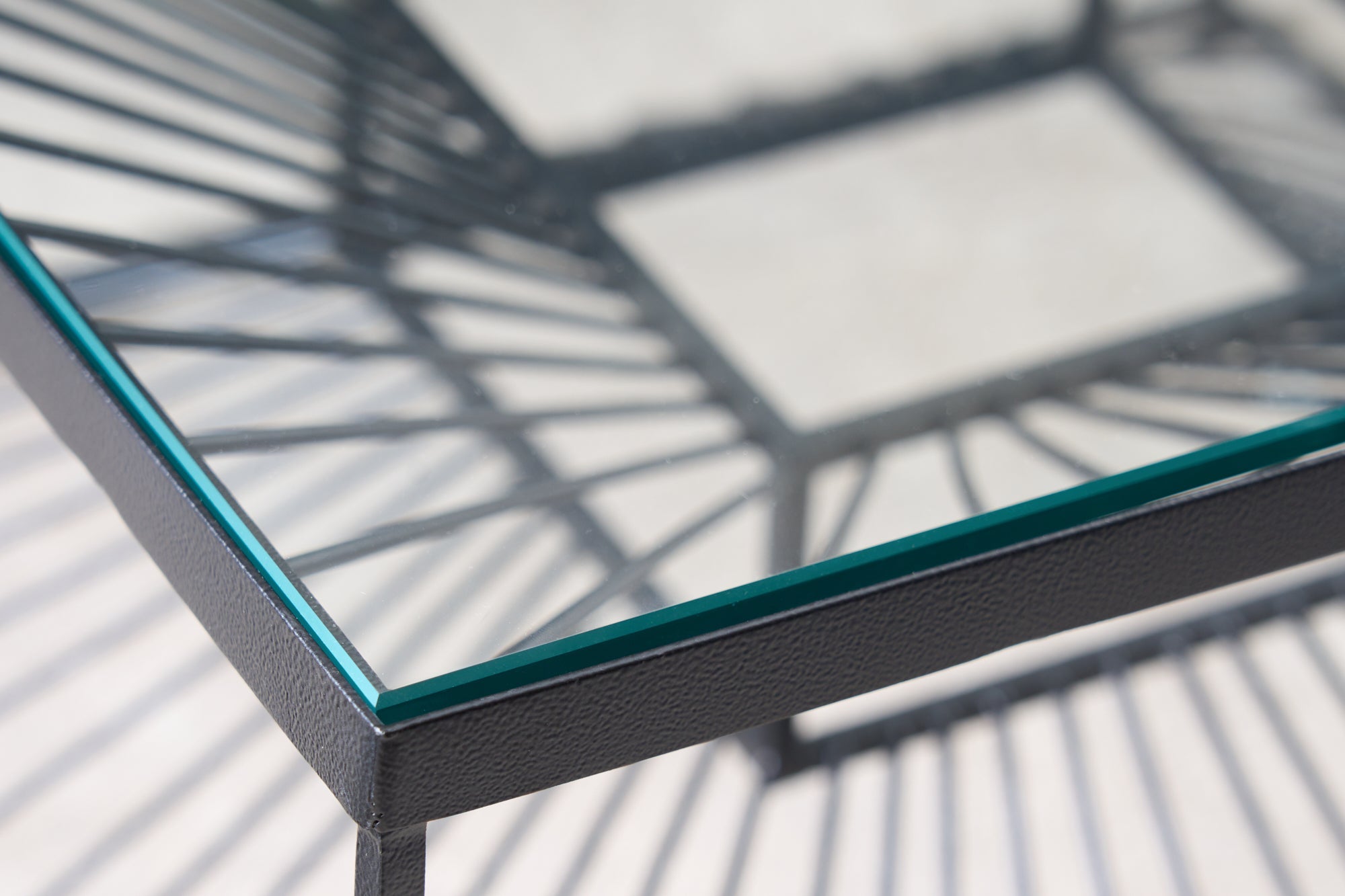 ILLUSION mesa de centro abstracta 60cm metal negro cristal hecho a mano diseño moderno