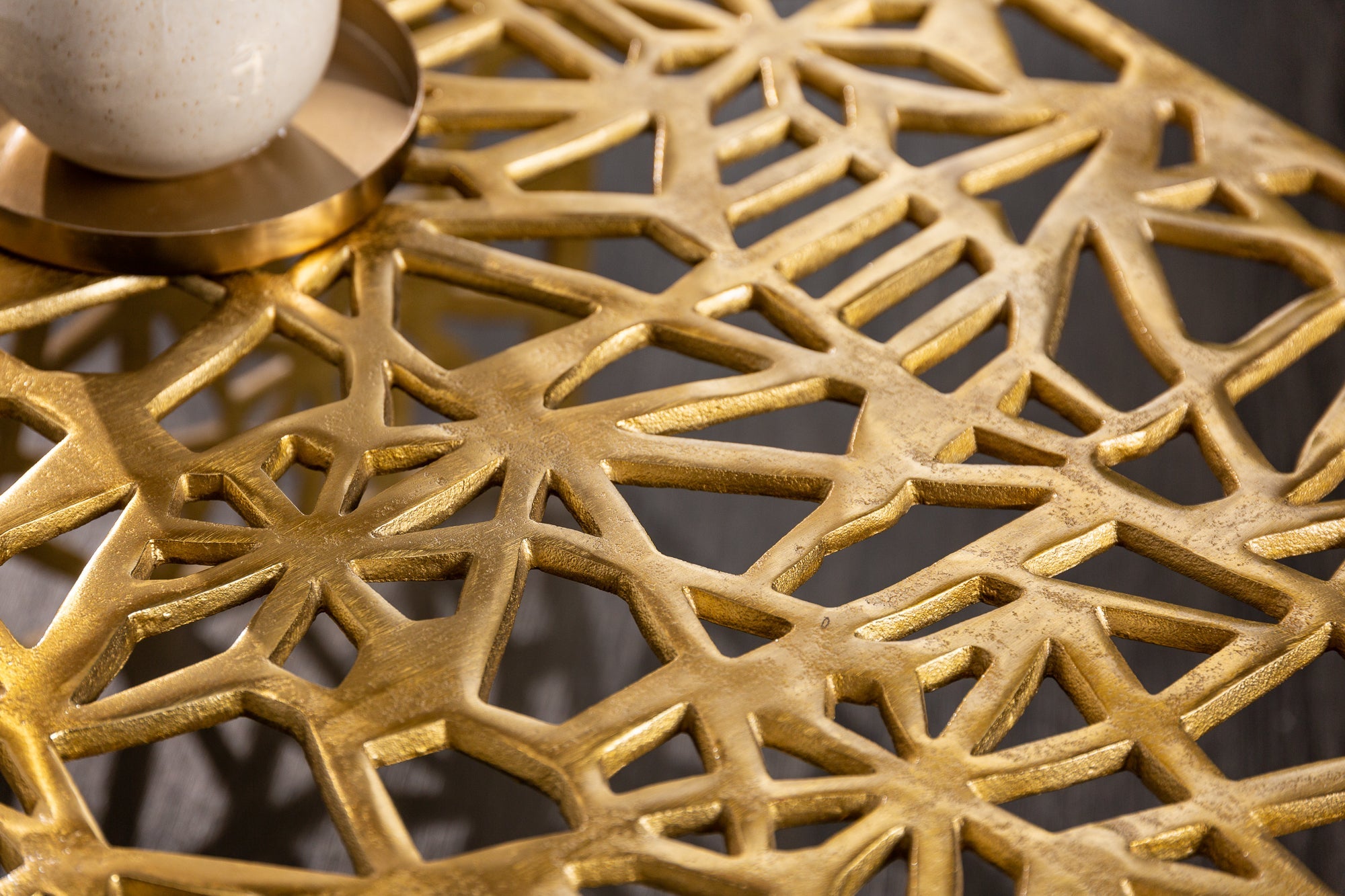 Table basse artisanale ABSTRACT 60cm aluminium doré au design Gap