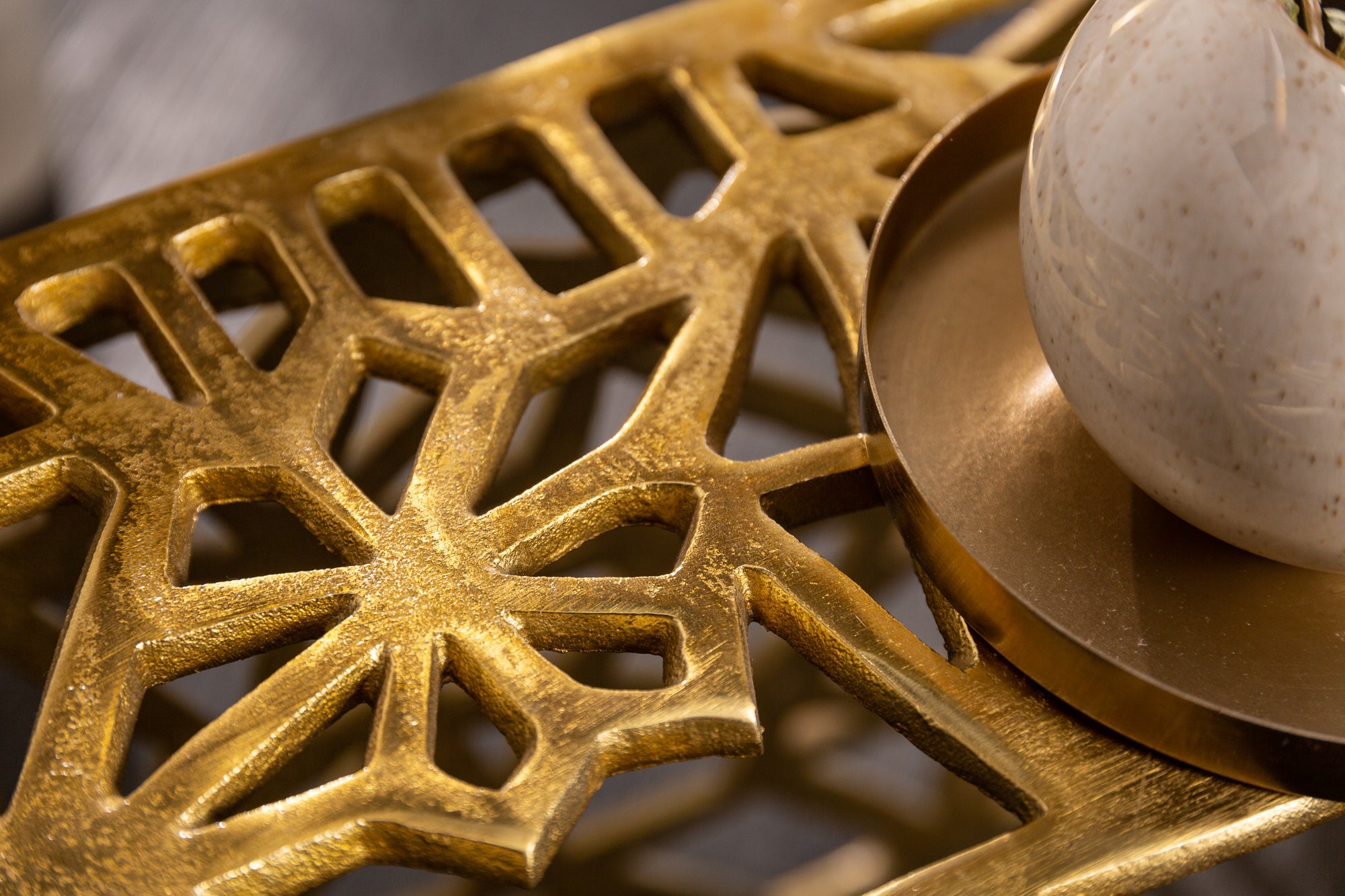 Table basse artisanale ABSTRACT 60cm aluminium doré au design Gap