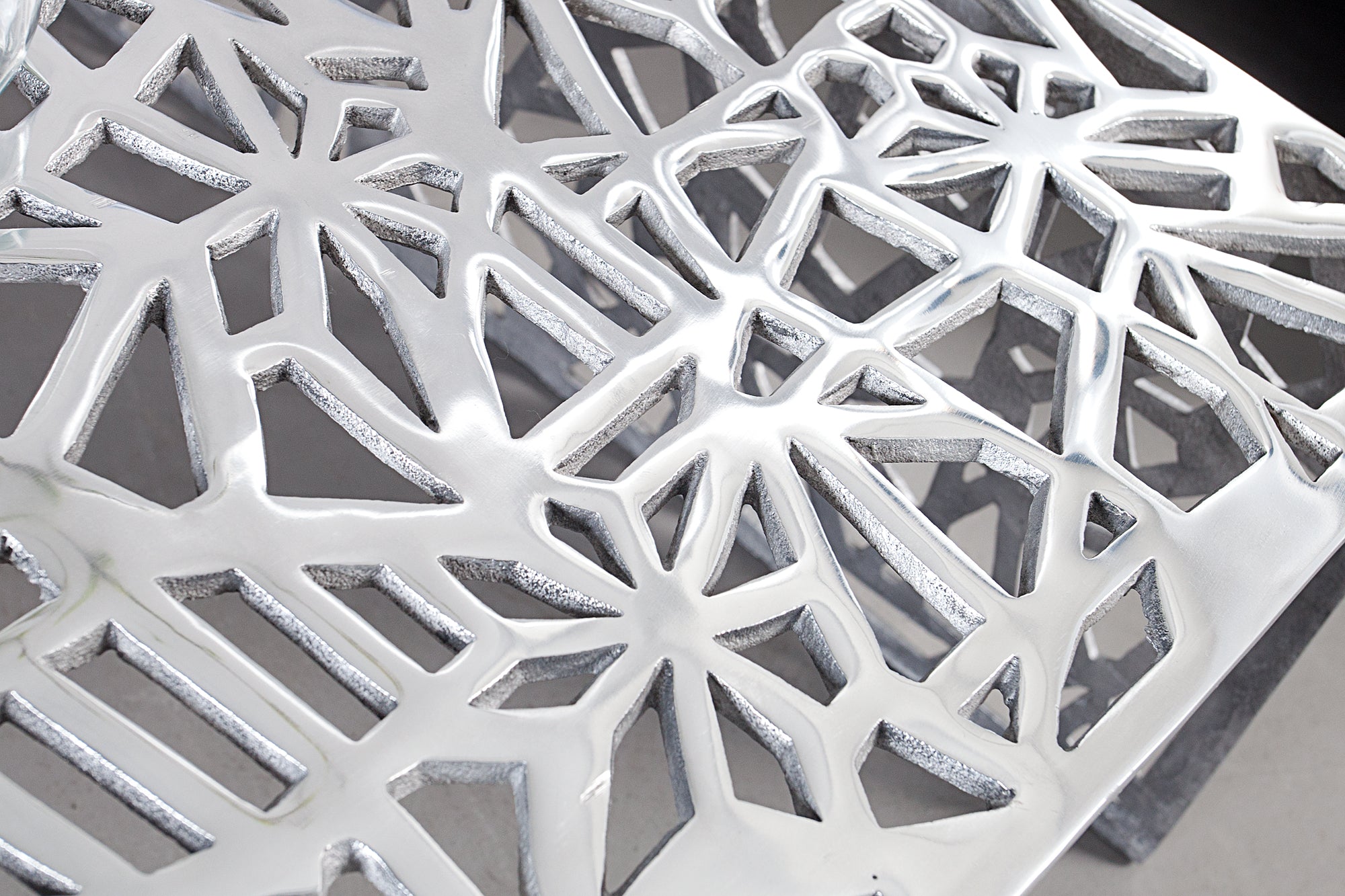 Table basse artisanale ABSTRACT 60cm en aluminium couleur argent au design Gap