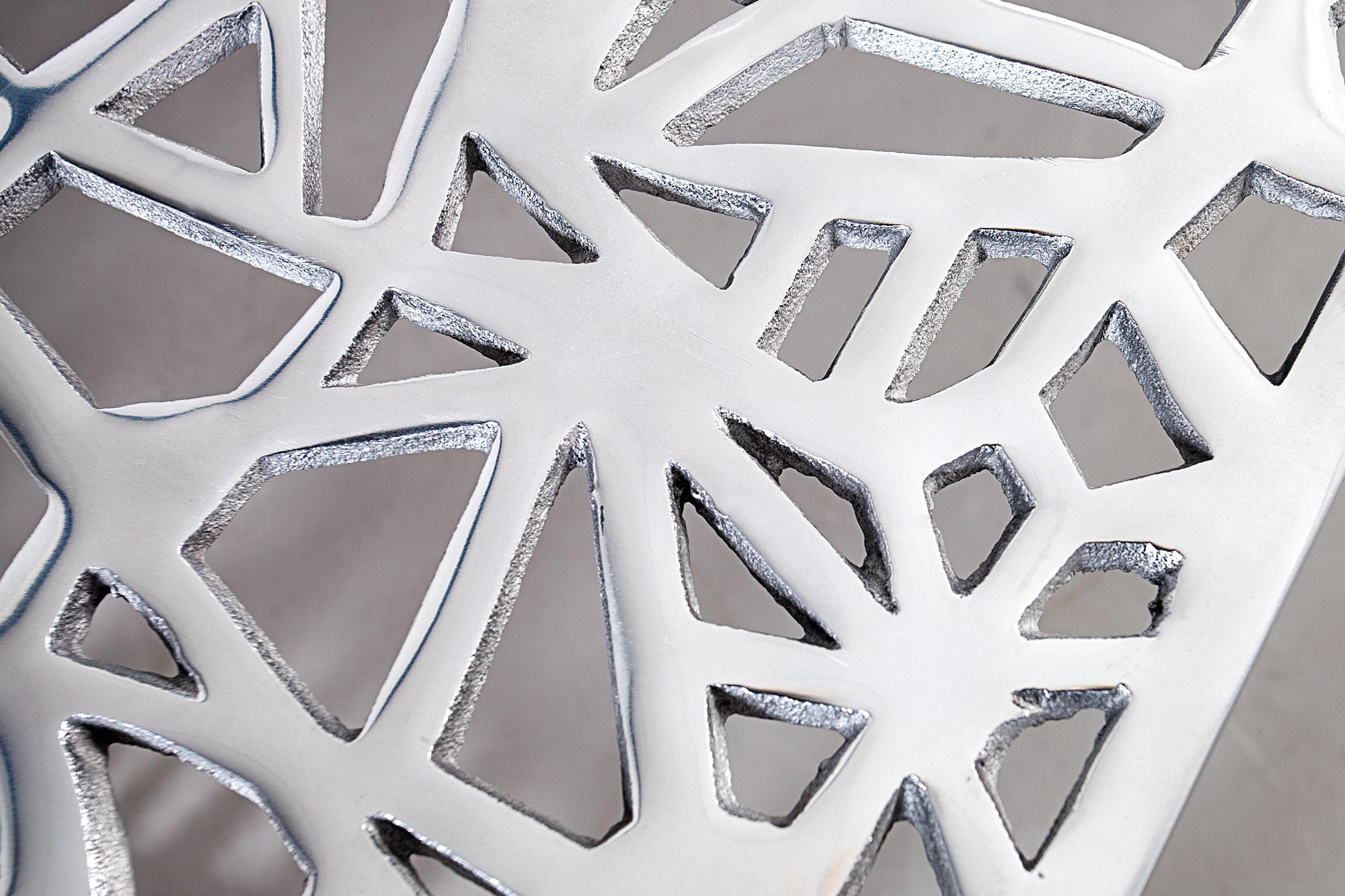 Table basse artisanale ABSTRACT 60cm en aluminium couleur argent au design Gap