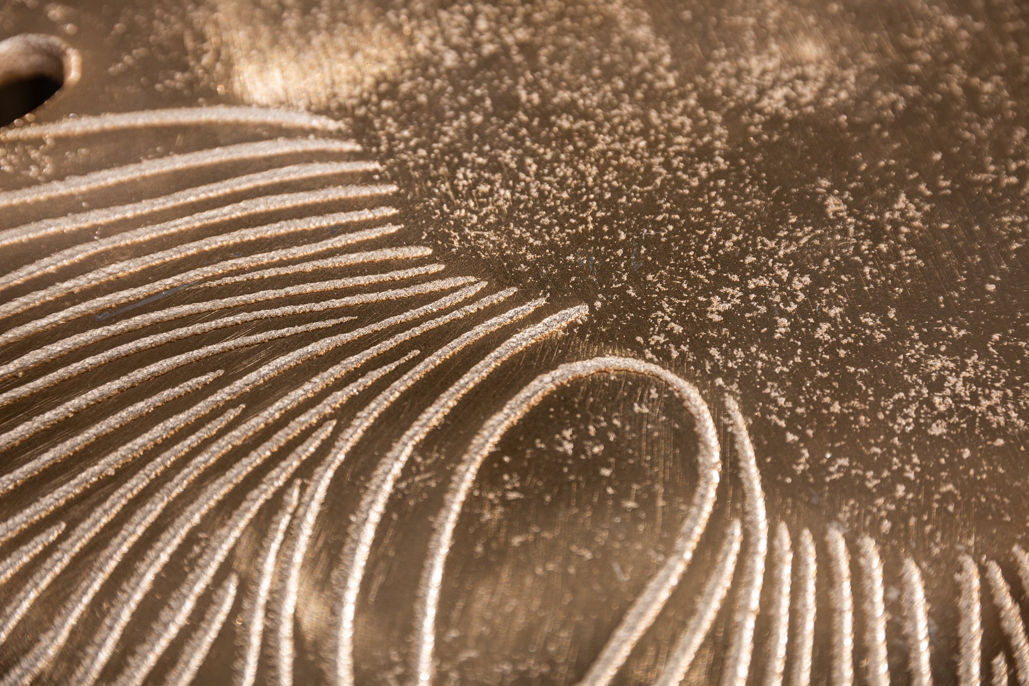 Table basse artisanale ABSTRACT LEAF 60cm motif feuille en filigrane doré