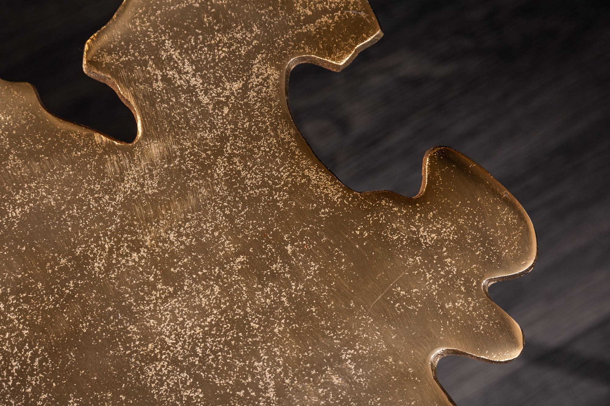 Table basse artisanale ABSTRACT LEAF 60cm motif feuille en filigrane doré