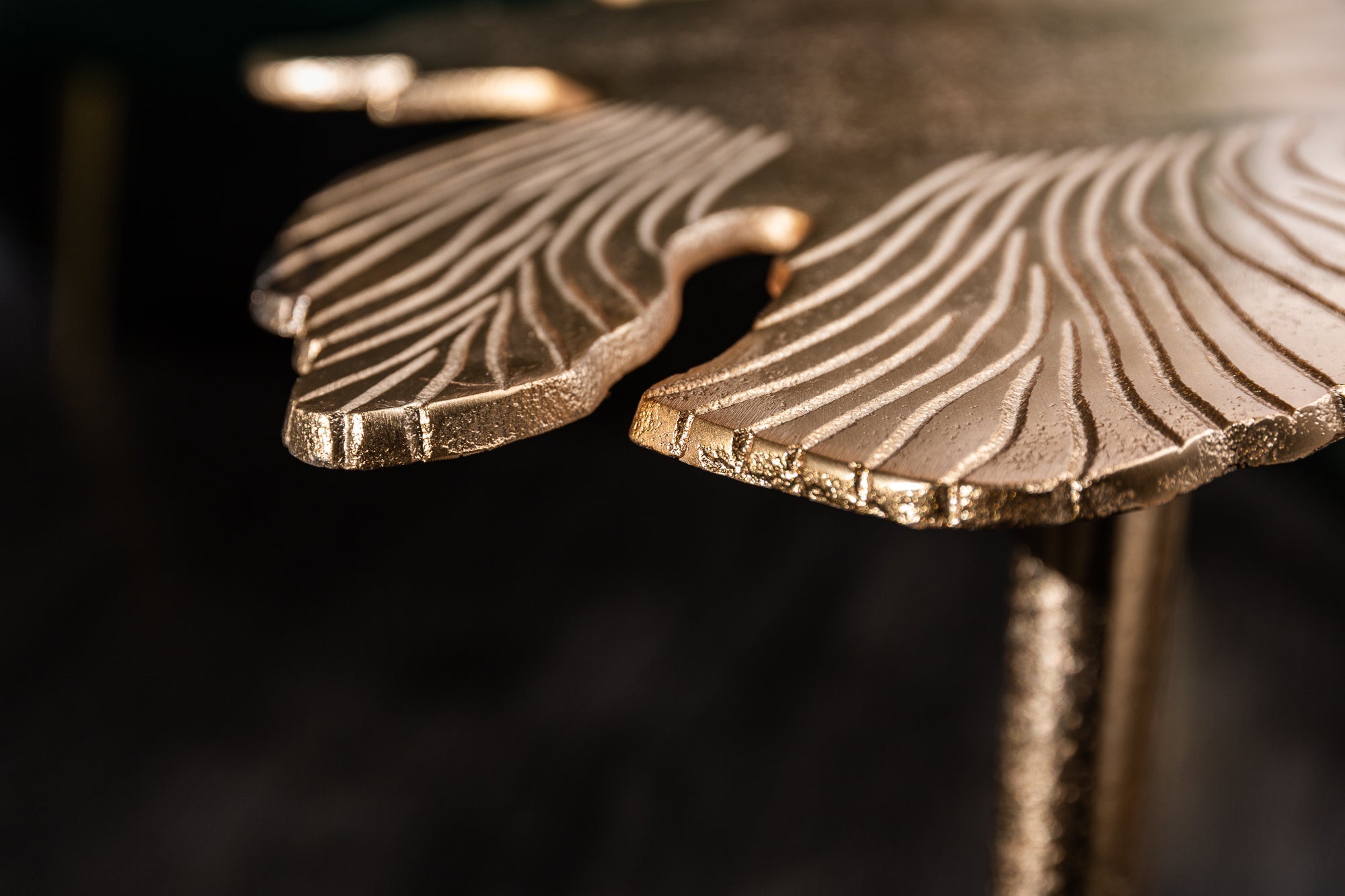 Table basse artisanale ABSTRACT LEAF 60cm motif feuille en filigrane doré