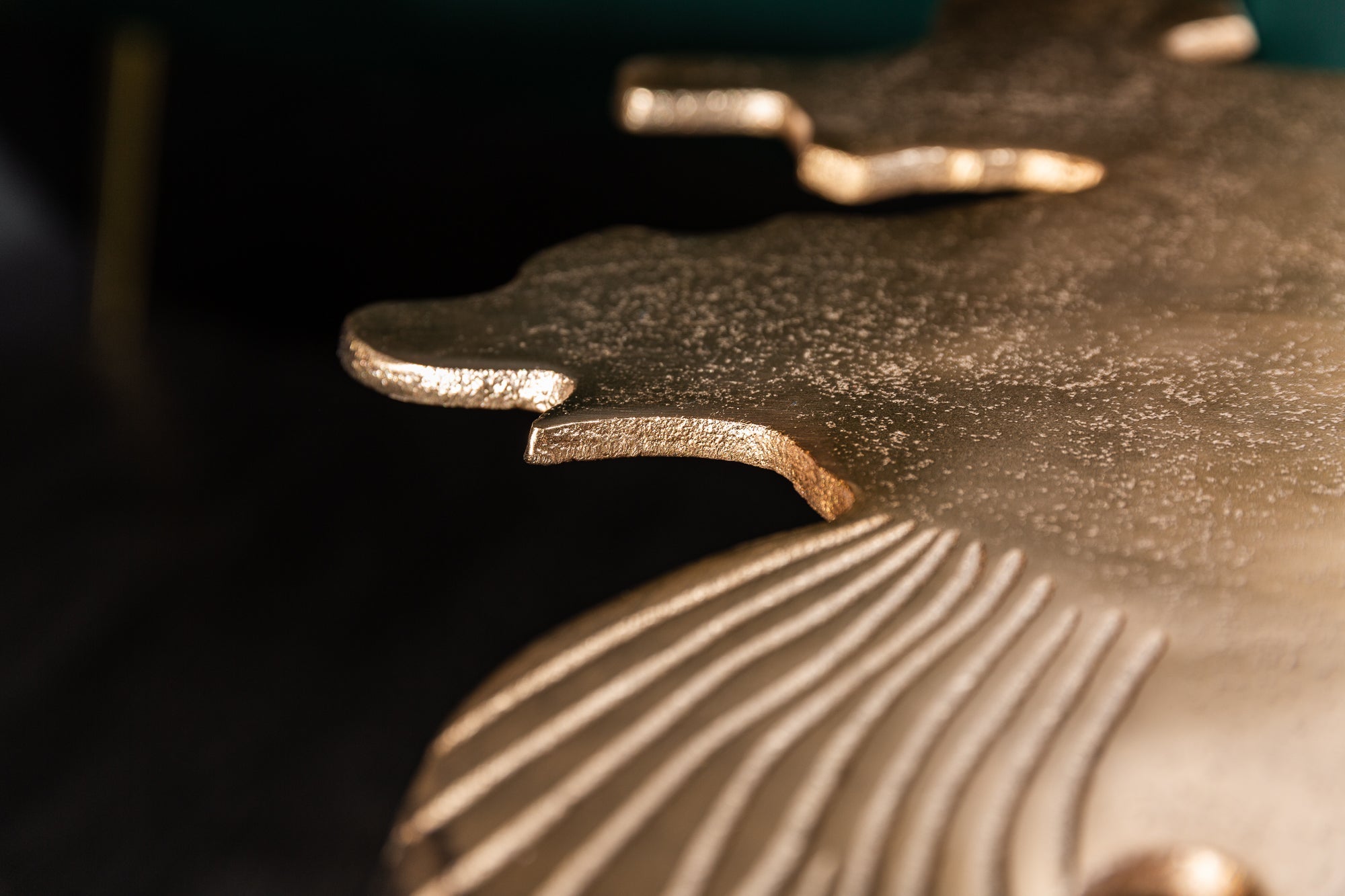 Table basse artisanale ABSTRACT LEAF 60cm motif feuille en filigrane doré