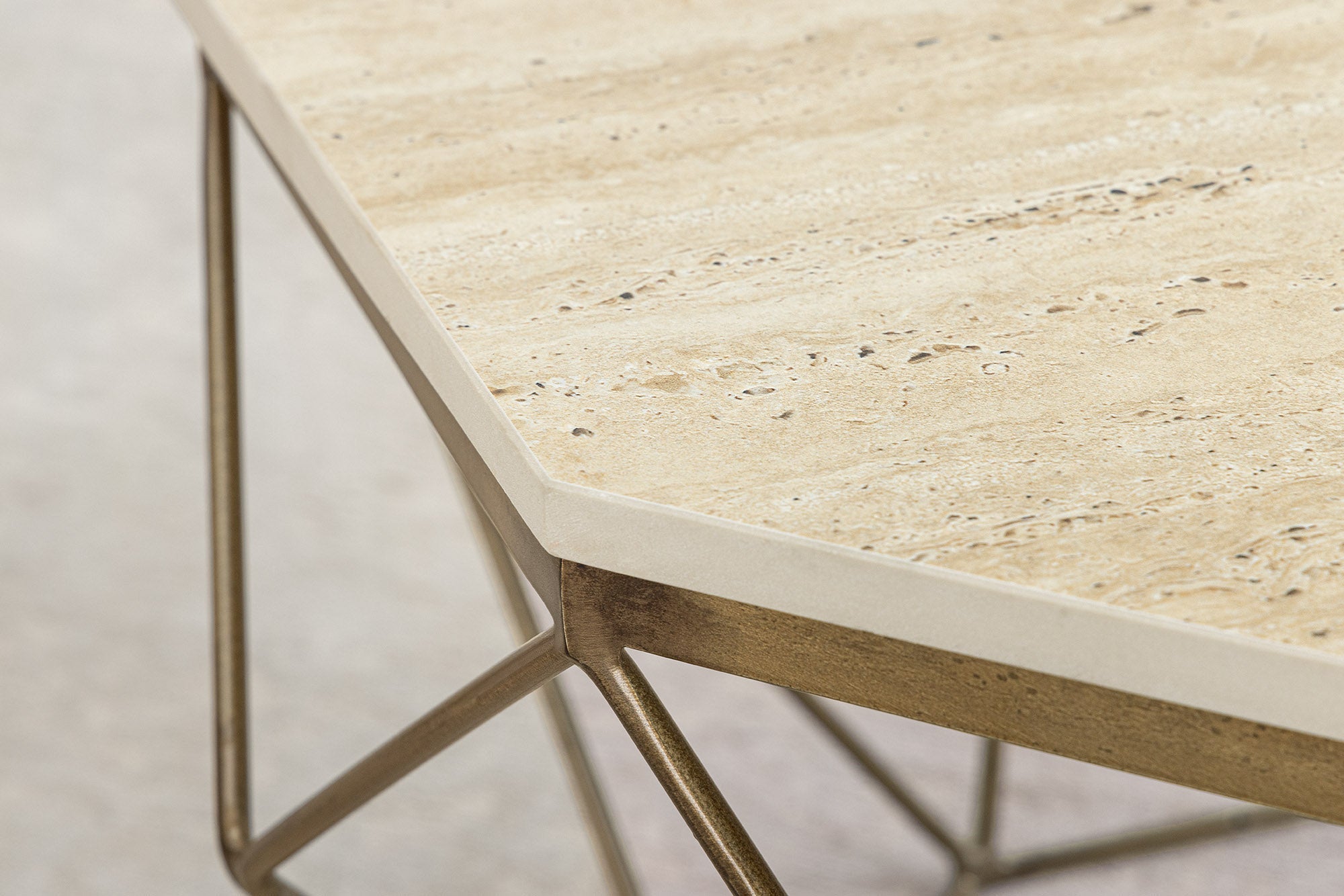 Table basse artisanale DIAMOND 70cm beige travertin laiton fer