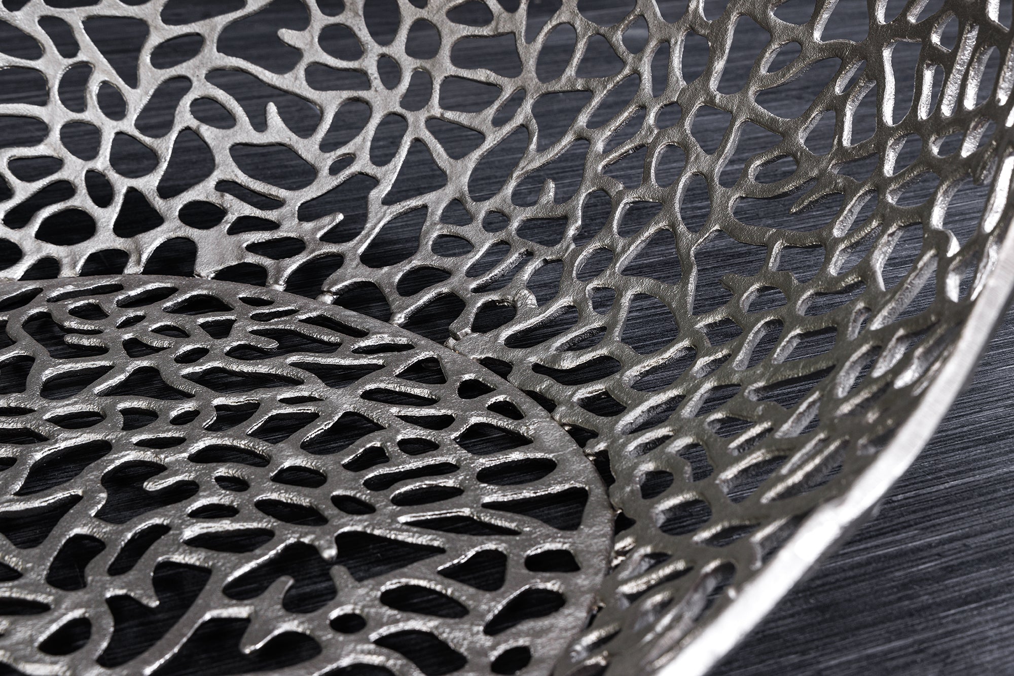 ORGANIC Mesa de centro artesanal de 120 cm con diseño de hoja de metal plateado y espacio de almacenamiento