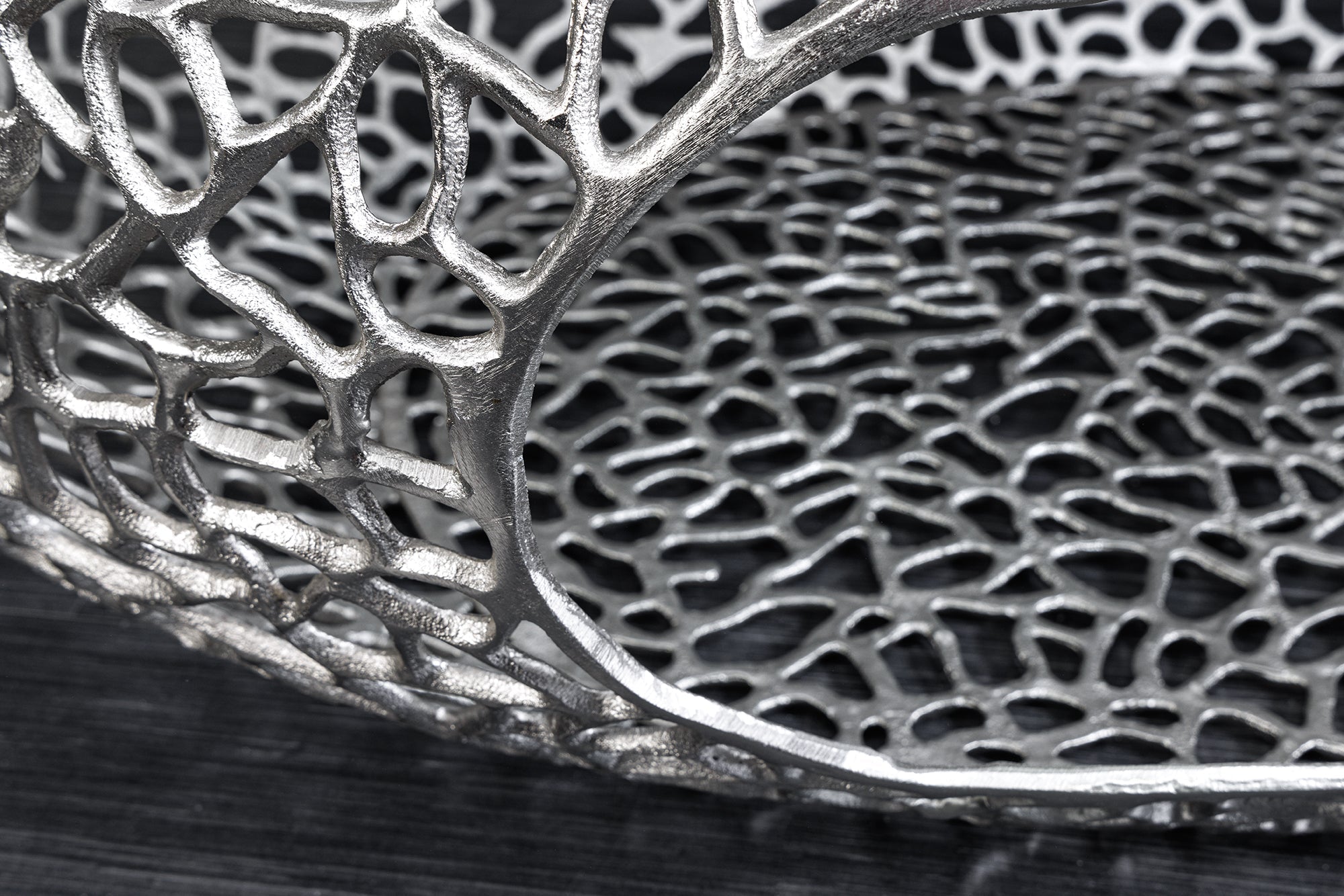 ORGANIC Mesa de centro artesanal de 120 cm con diseño de hoja de metal plateado y espacio de almacenamiento