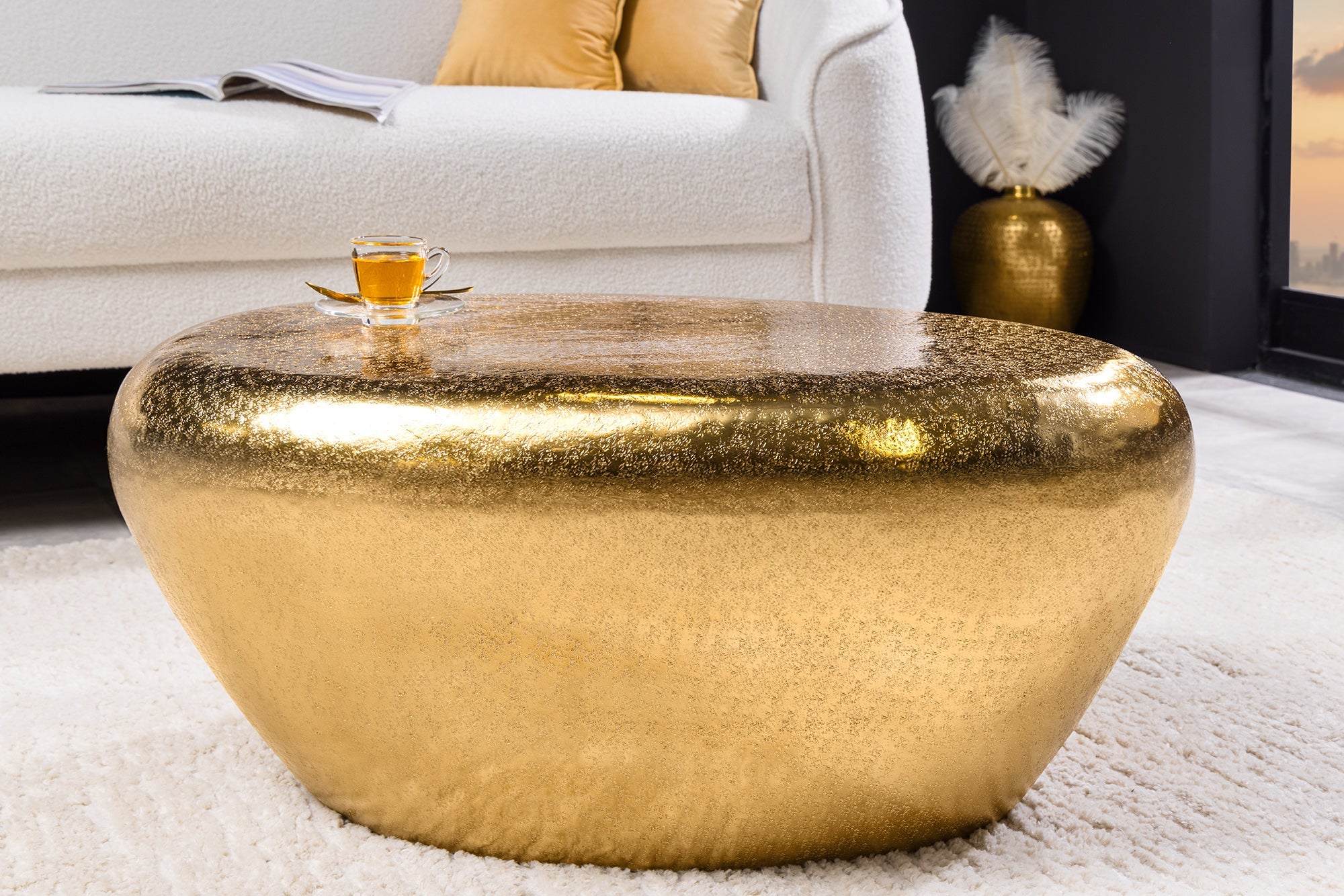 Table basse artisanale STONE 75cm en métal doré martelé design