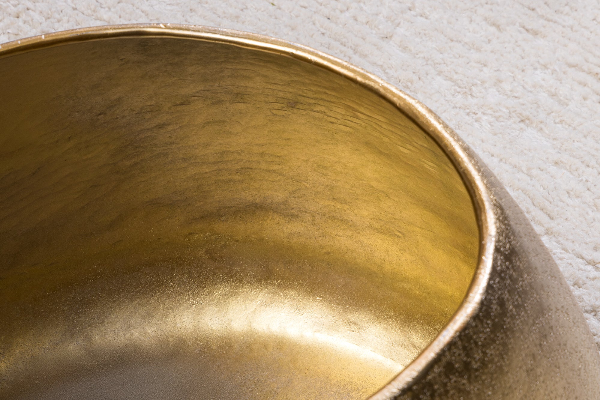 Table basse artisanale STONE 75cm en métal doré martelé design