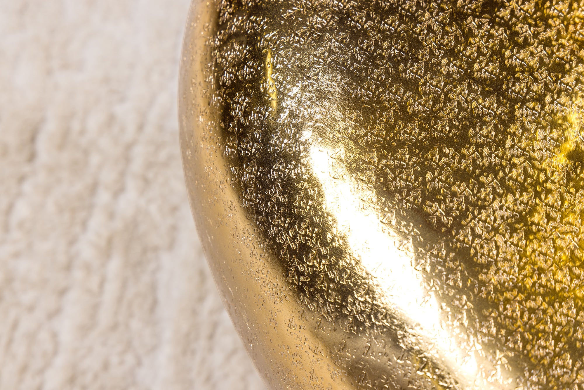 Table basse artisanale STONE 75cm en métal doré martelé design