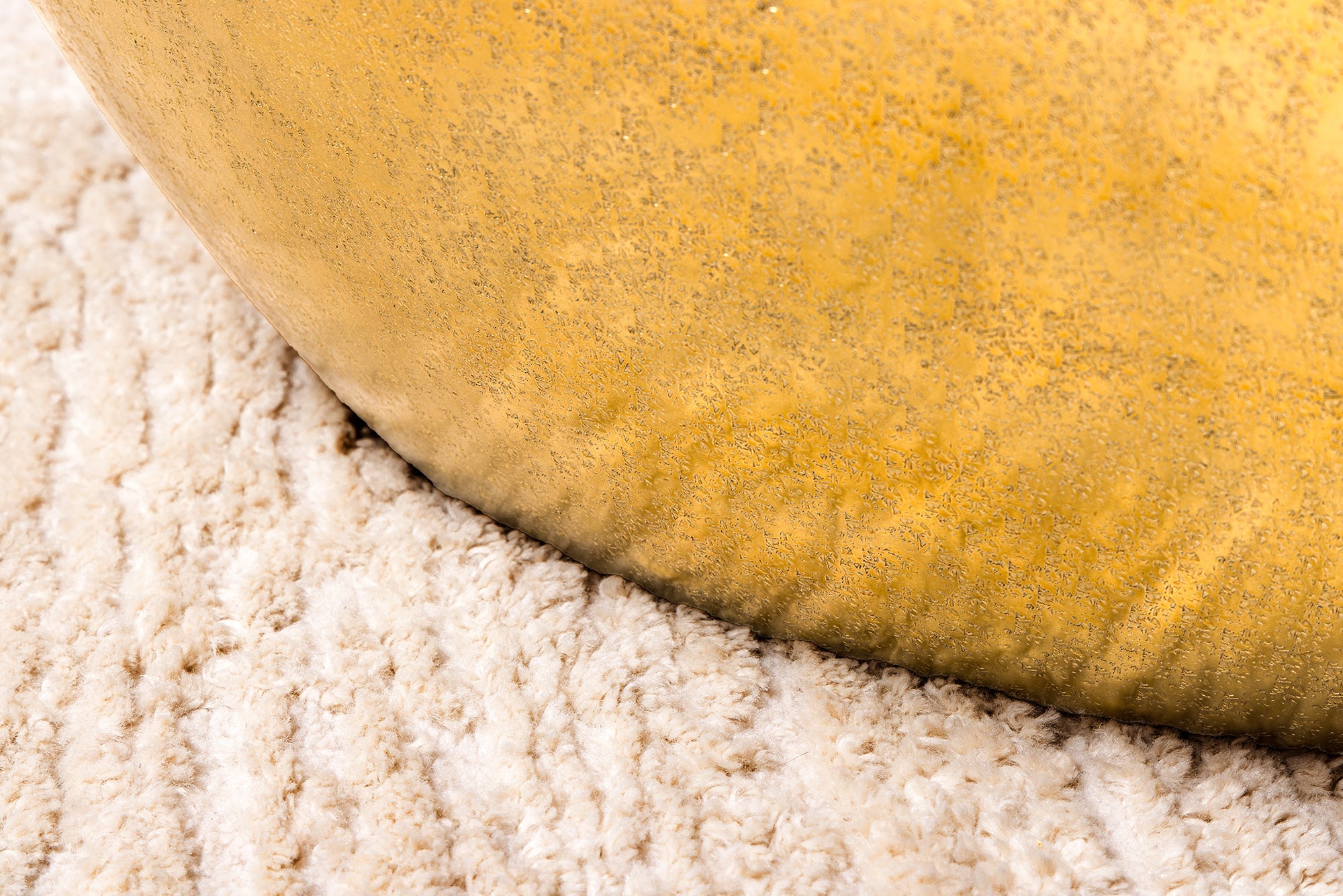 Table basse artisanale STONE 75cm en métal doré martelé design