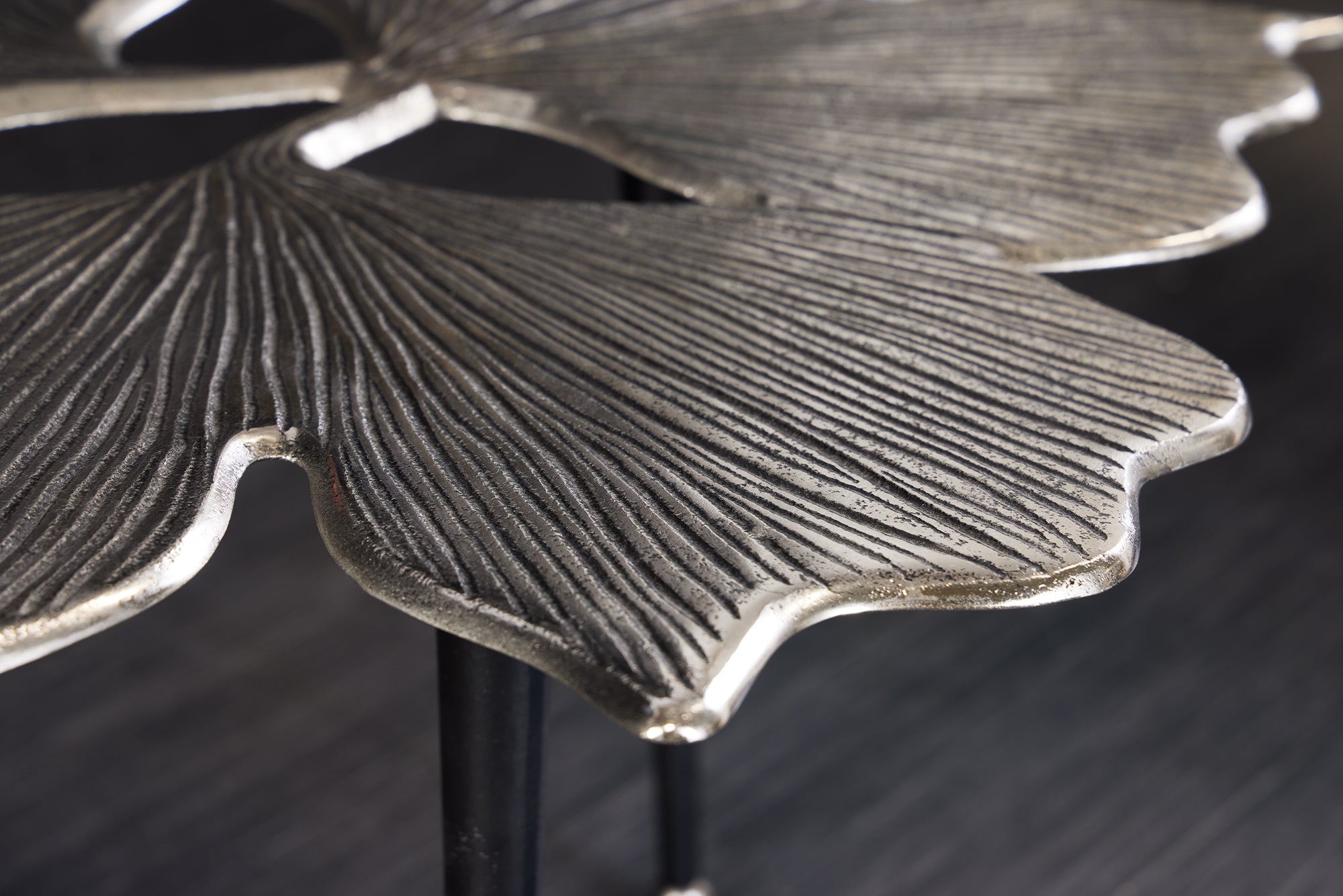 Table basse décorative GINKGO LEAFS 75cm métal argenté fait main