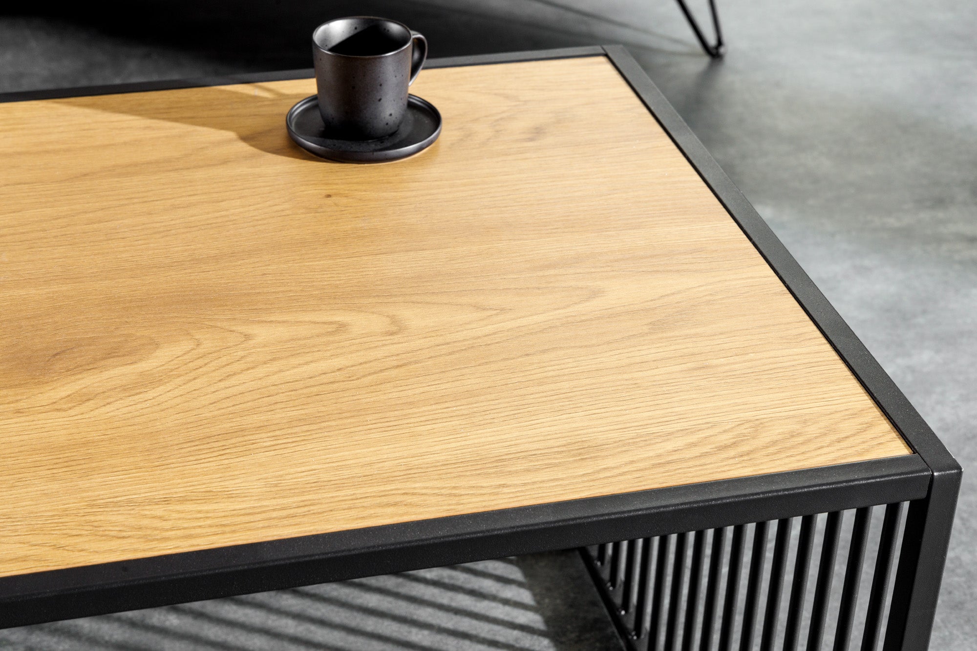 Table basse design ARCHITECTURE 100cm chêne sauvage noir verre fumé métal bois