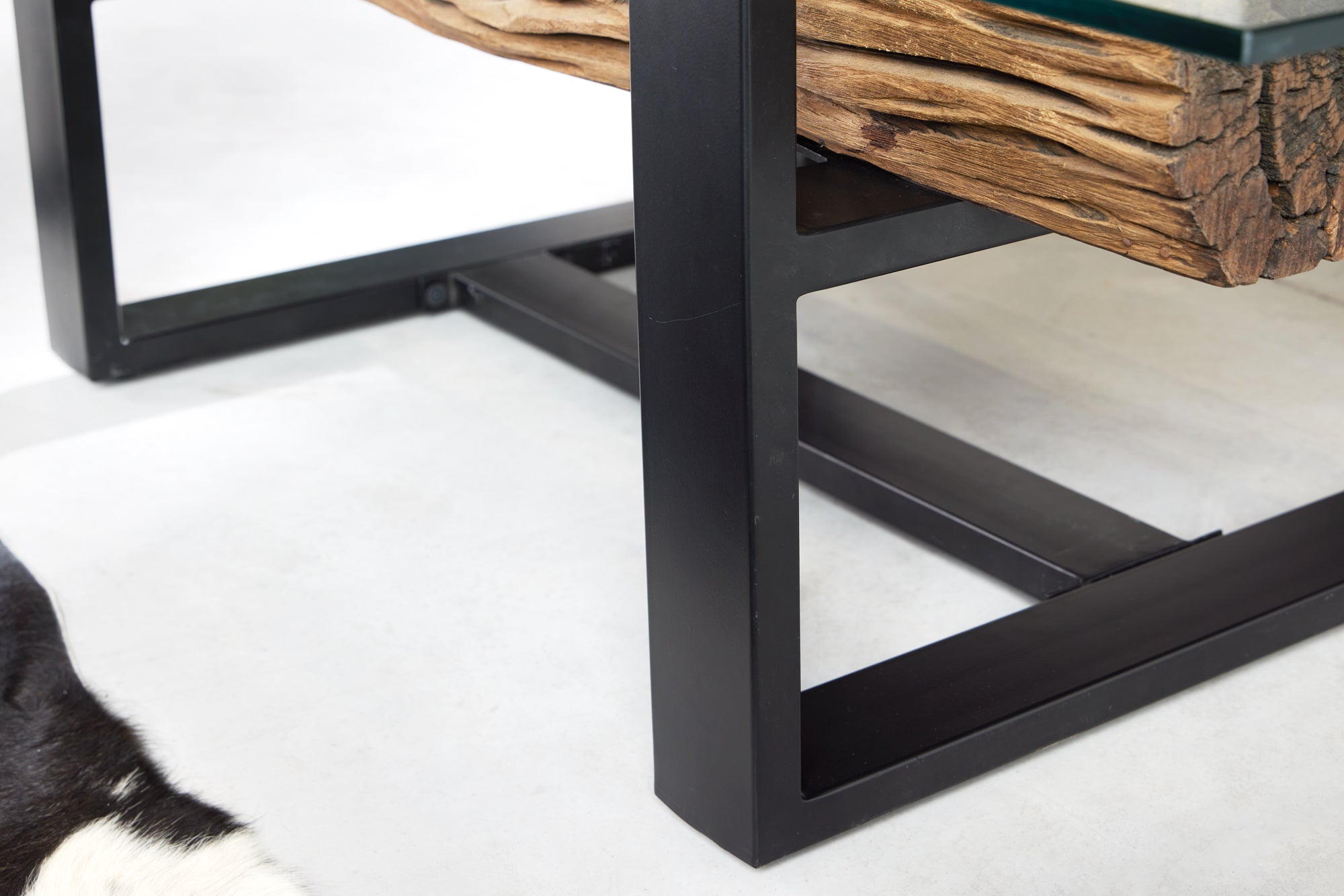 Table basse design BARRACUDA 130cm bois de teck recyclé plateau verre acier inoxydable noir industriel