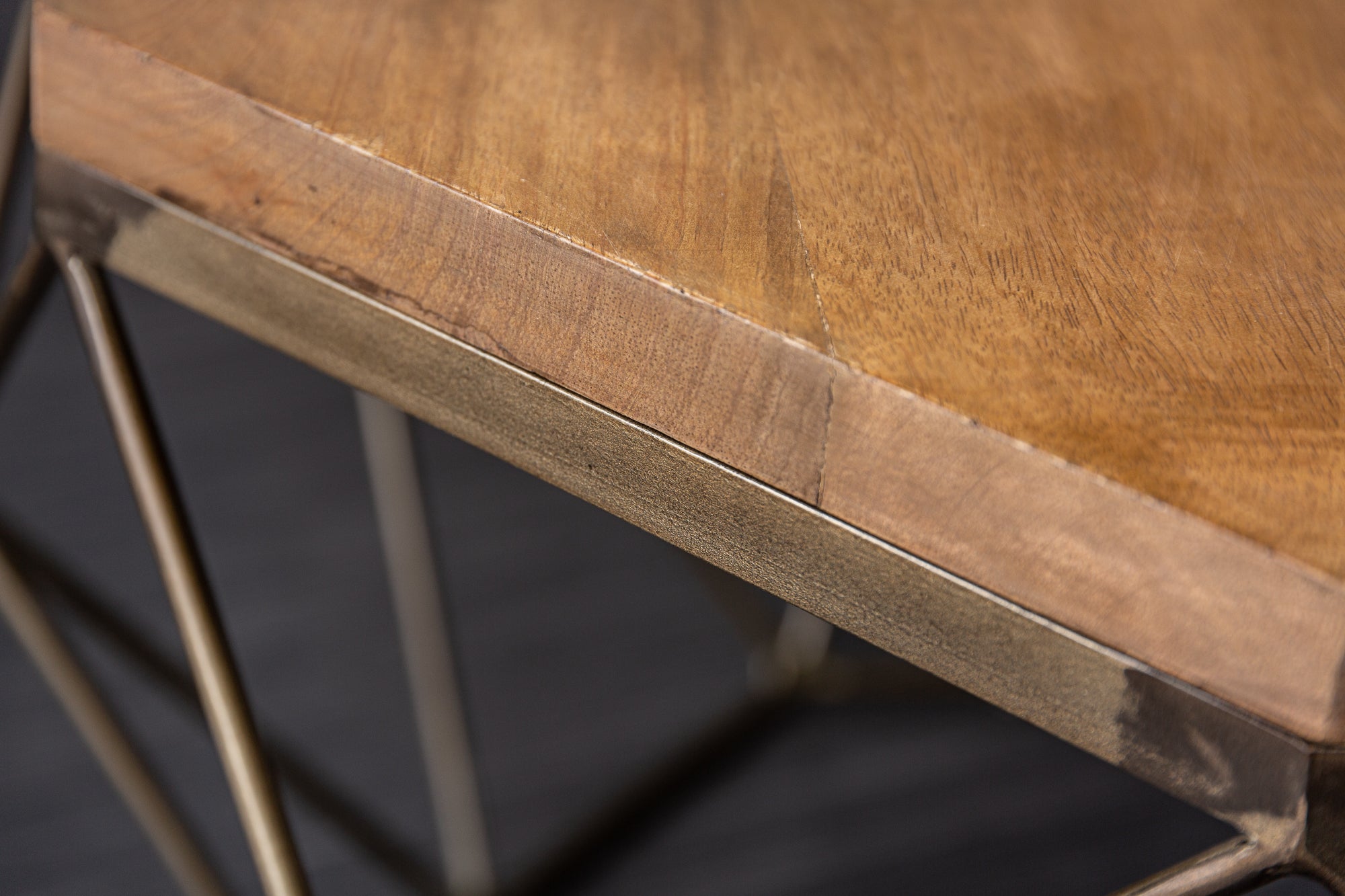 Table basse design DIAMOND 70 cm en bois de manguier naturel, structure en fer et laiton massif