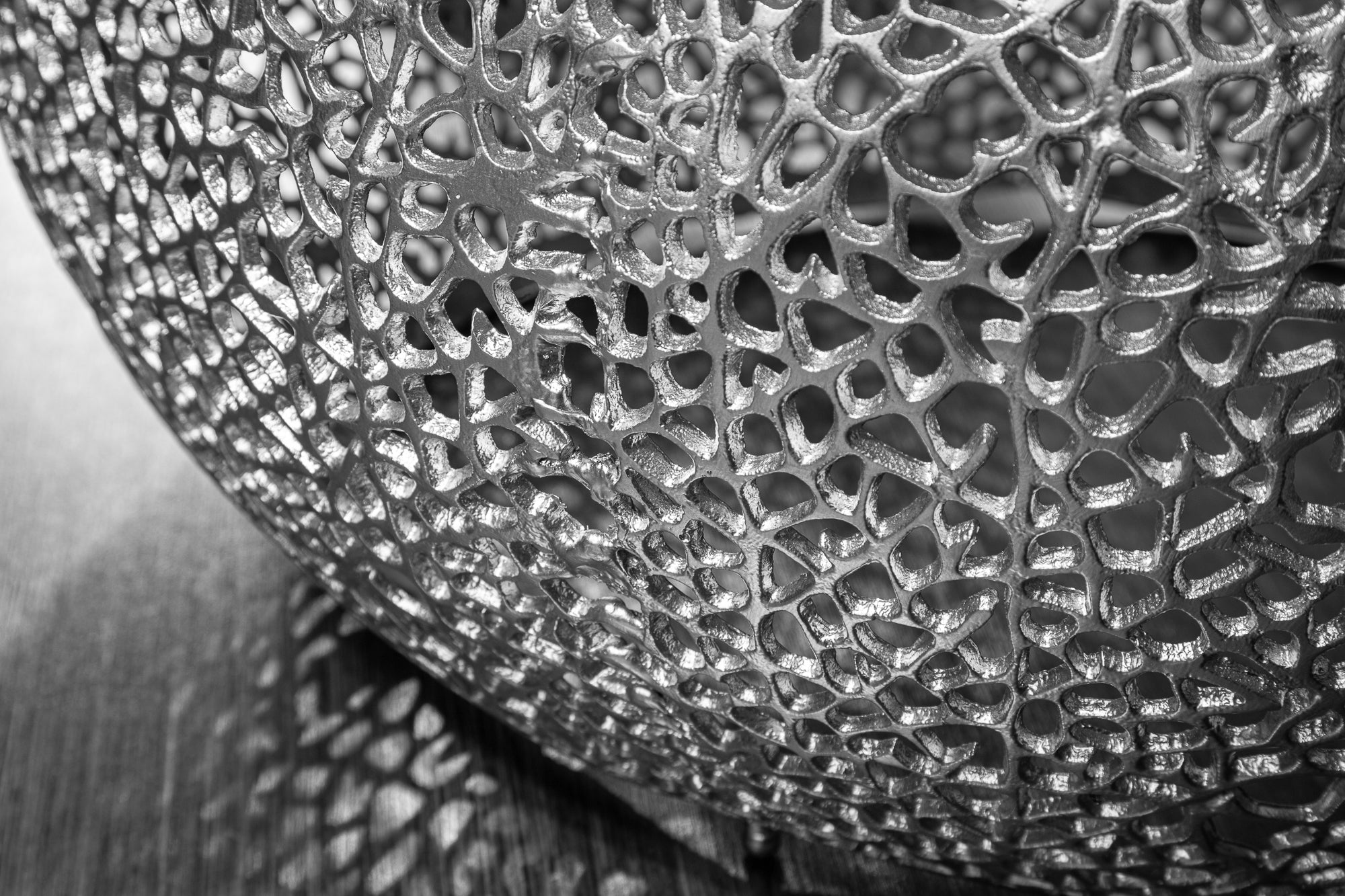 Table basse design filigrane ABSTRACT LEAF 80cm argent fait main