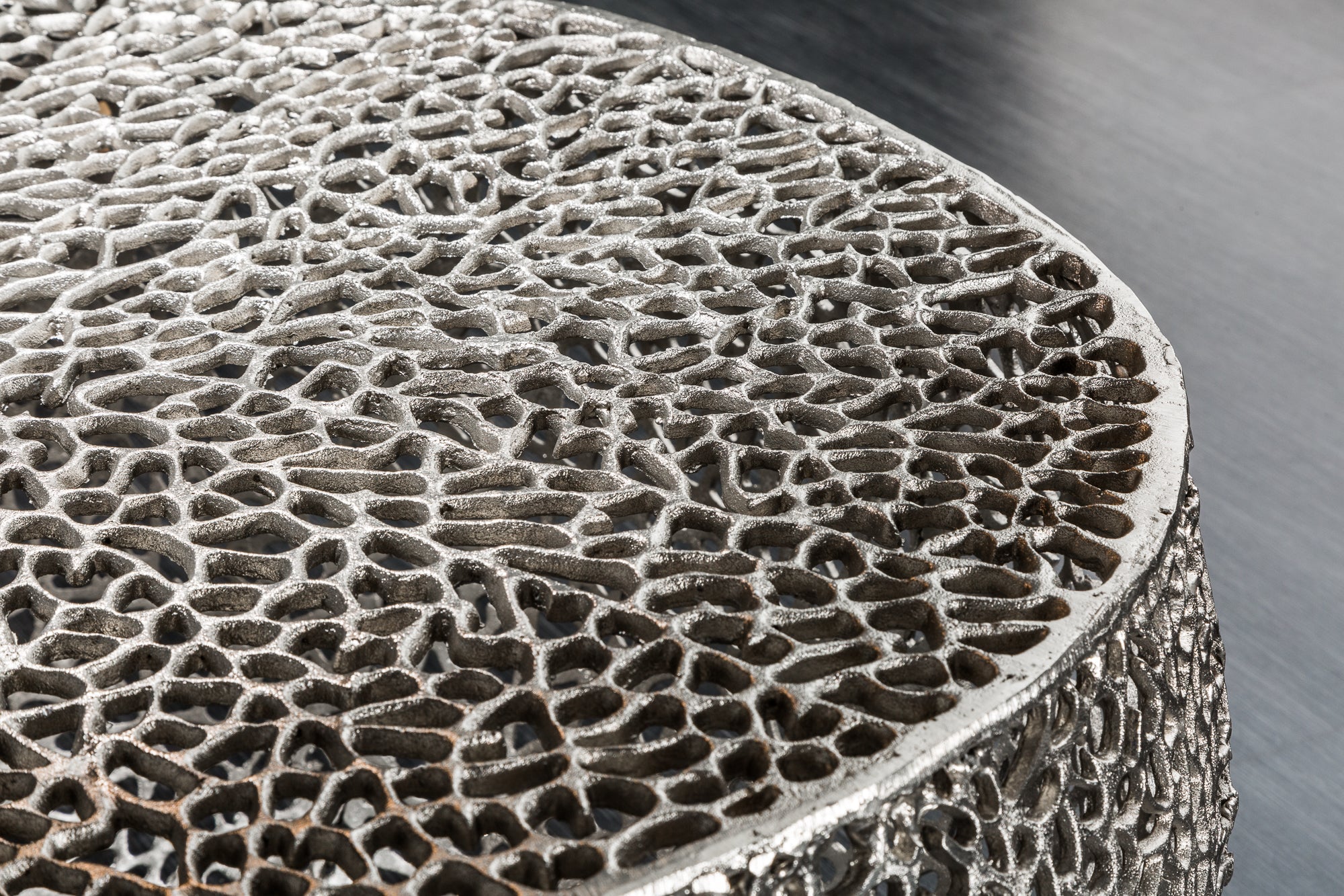 Table basse design filigrane ABSTRACT LEAF 80cm argent fait main