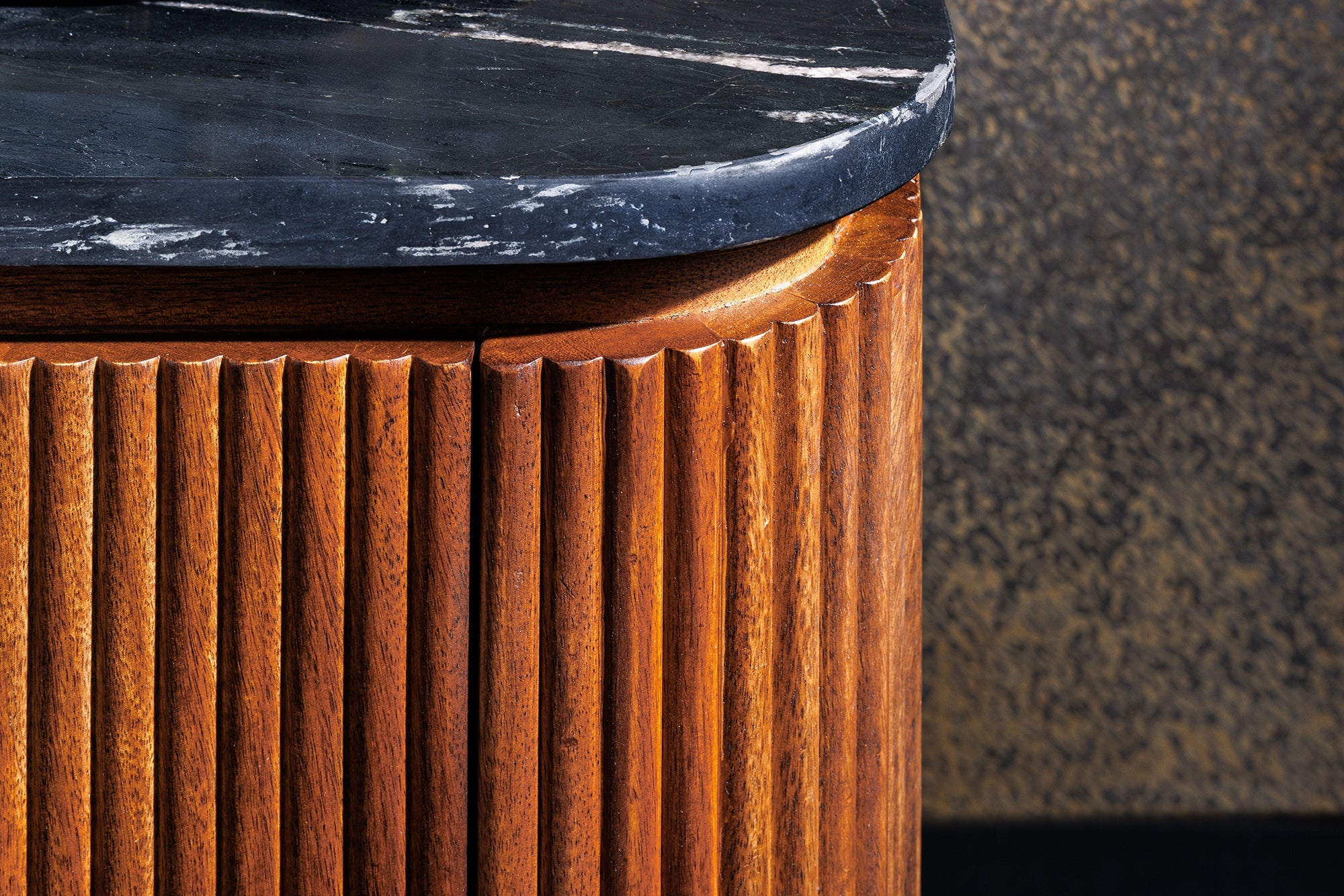 Table basse design GATSBY 110cm en bois de manguier massif plateau en marbre rétro avec tiroirs doré