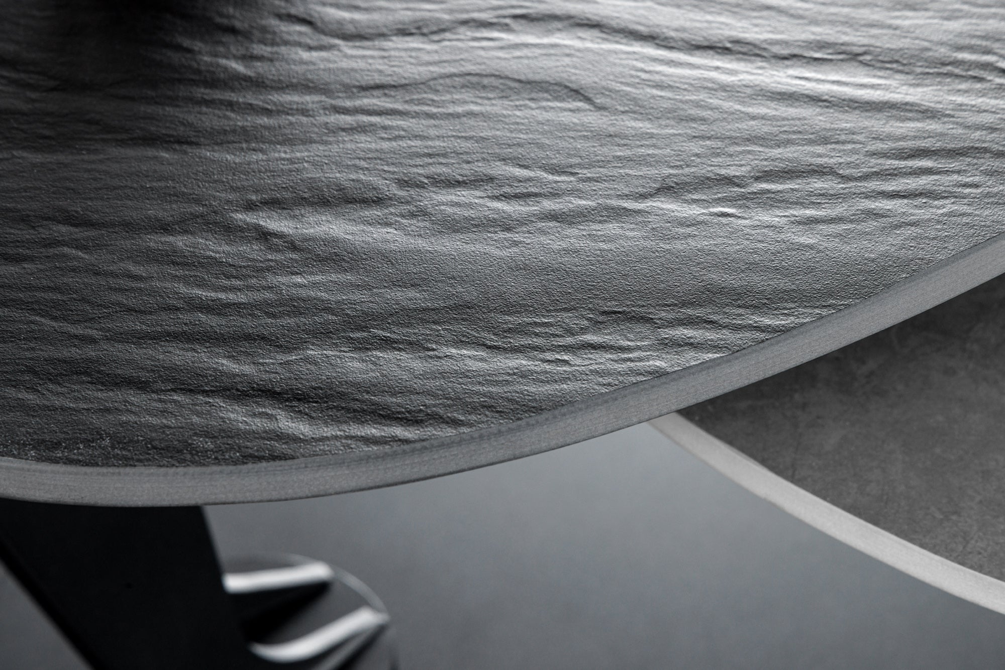 Table basse design MOVEMENT noire grise ronde rotative en céramique avec structure en métal