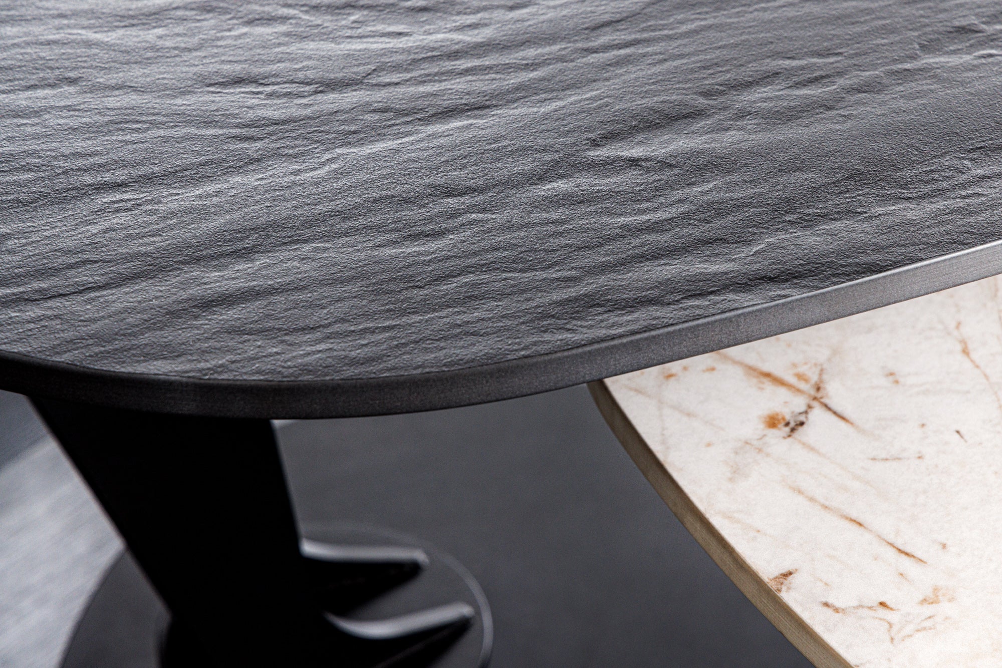 Table basse design MOVEMENT noire ronde rotative Pandora en céramique avec structure en métal