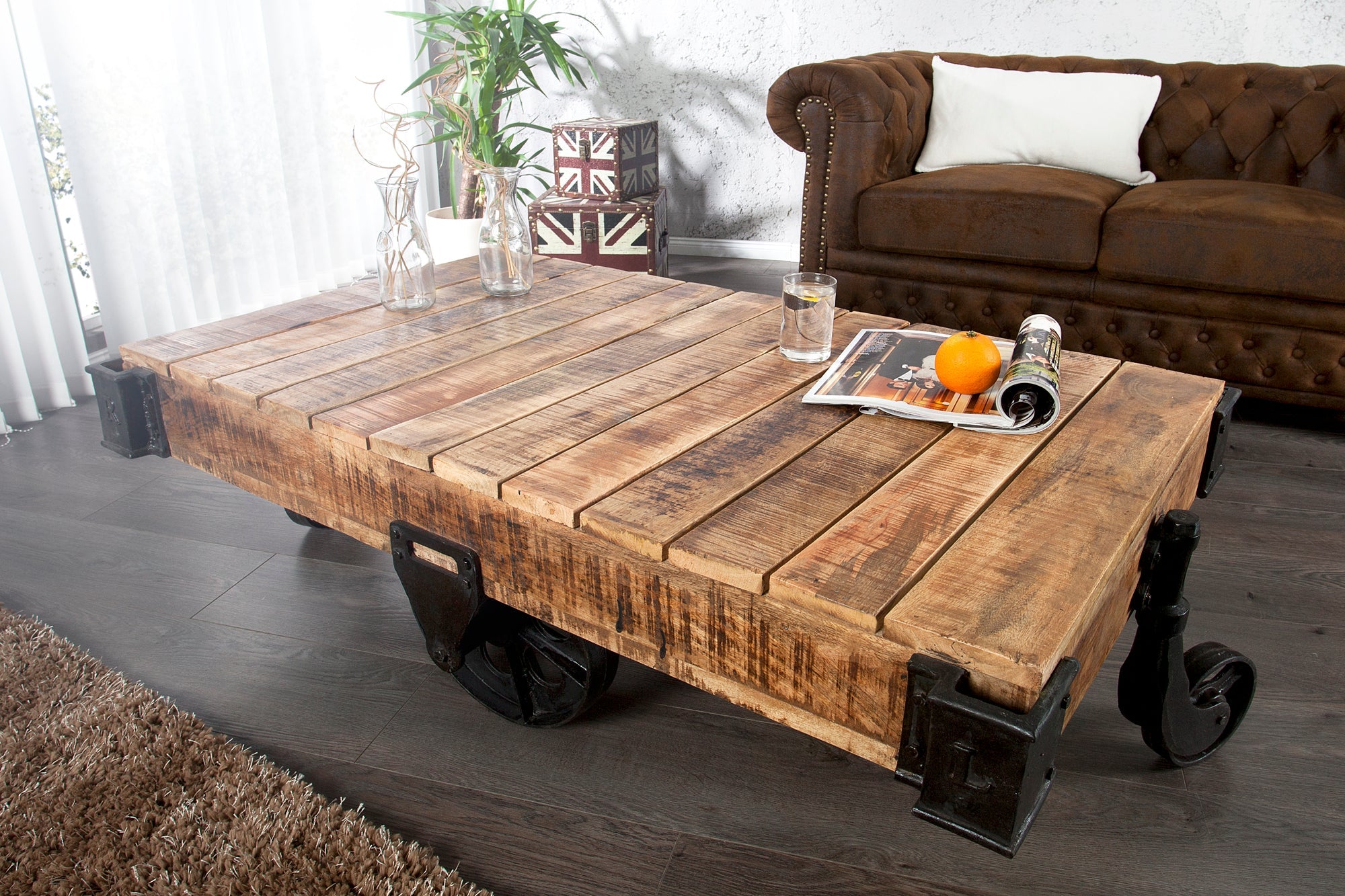 Table basse design solide RAILWAY 110cm en bois de manguier avec 4 roulettes