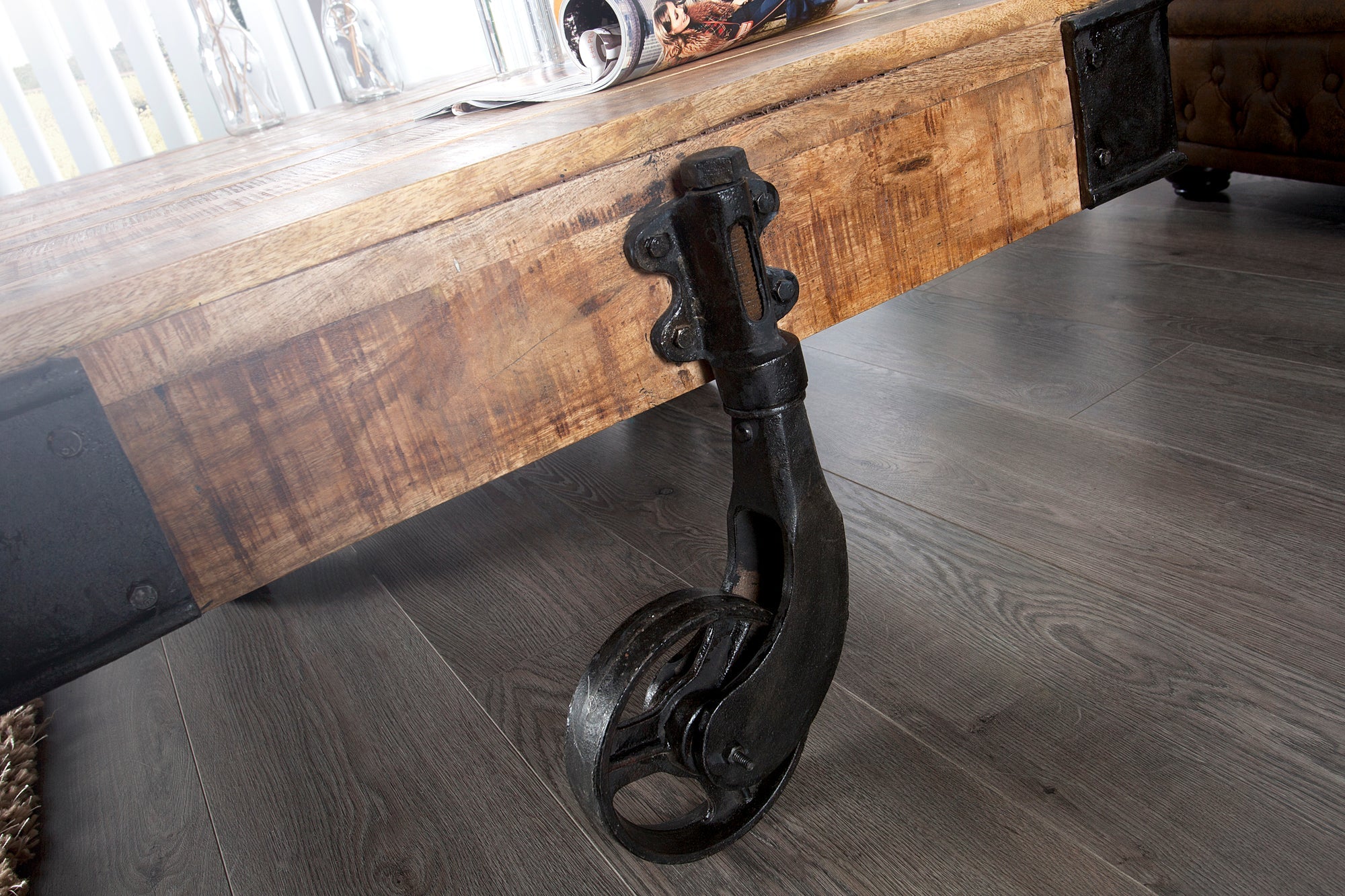 Table basse design solide RAILWAY 110cm en bois de manguier avec 4 roulettes
