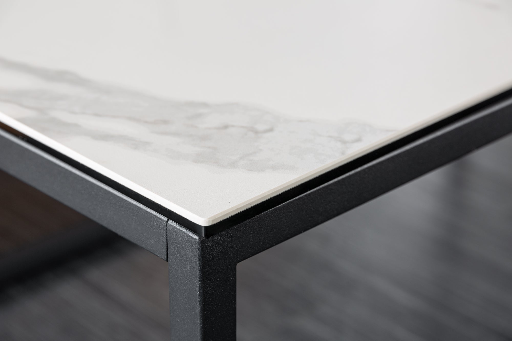 Table basse design SYMBIOSE 100cm en marbre blanc céramique fabriquée en Italie