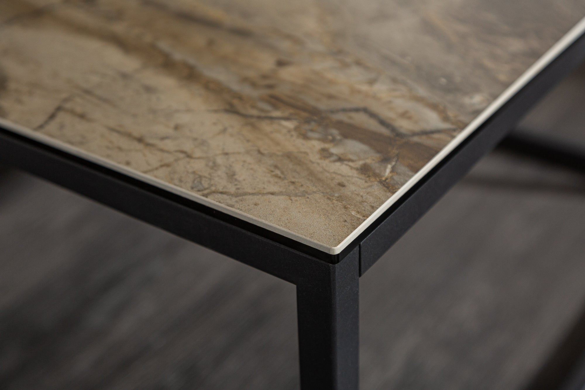 Table basse design SYMBIOSE 100cm marbre taupe céramique fabriquée en Italie