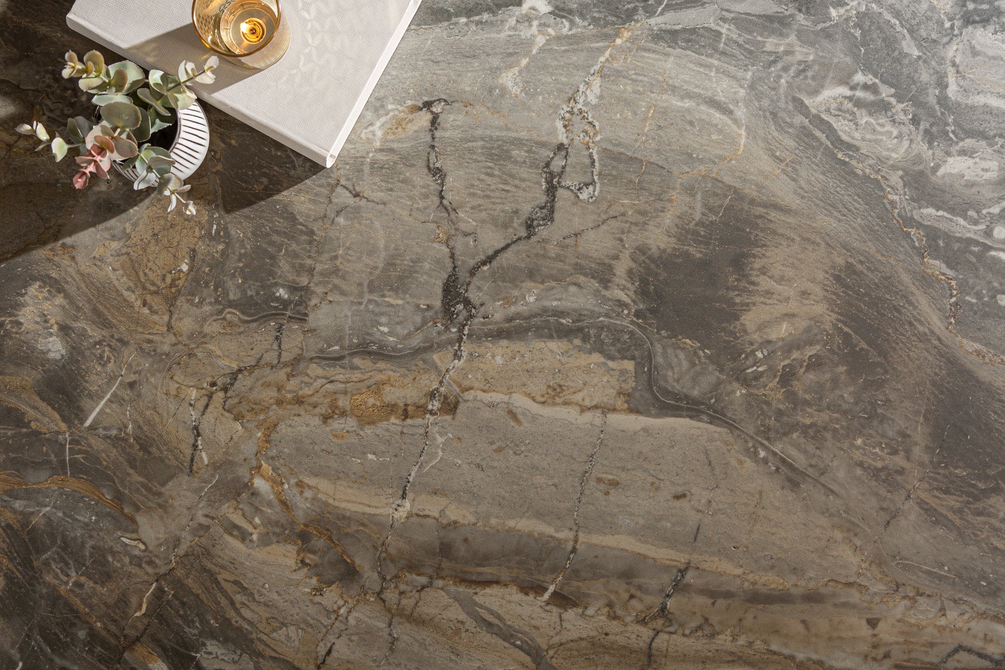 Table basse design SYMBIOSE 100cm marbre taupe céramique fabriquée en Italie