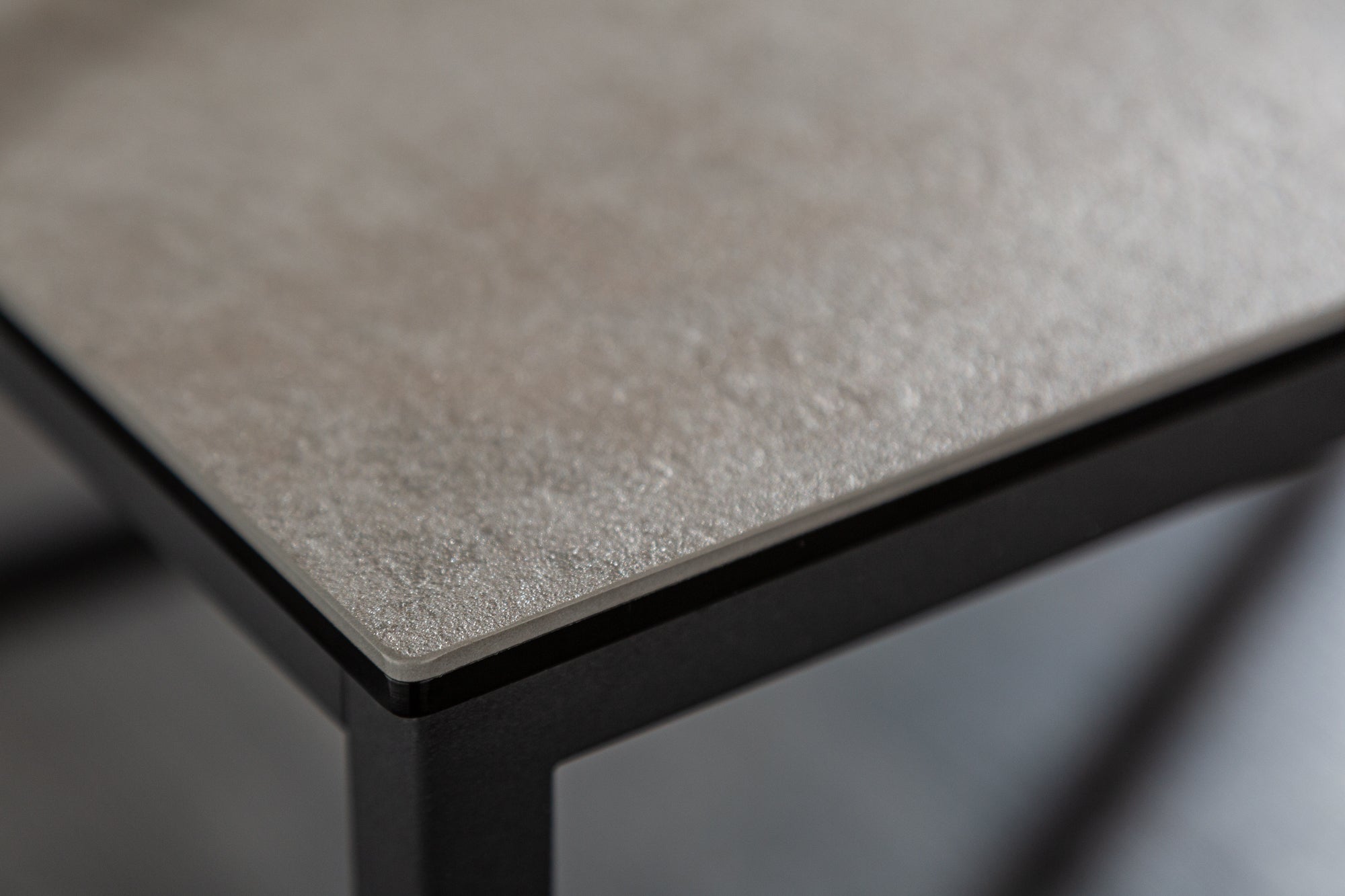 Table basse design SYMBIOSE 75cm en céramique gris béton fabriquée en Italie
