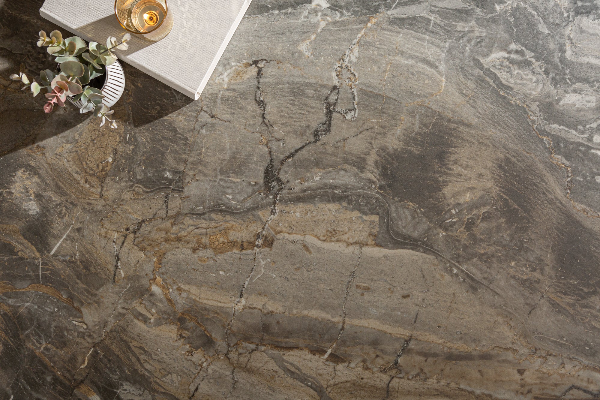 Table basse design SYMBIOSE 75cm marbre taupe céramique fabriquée en Italie