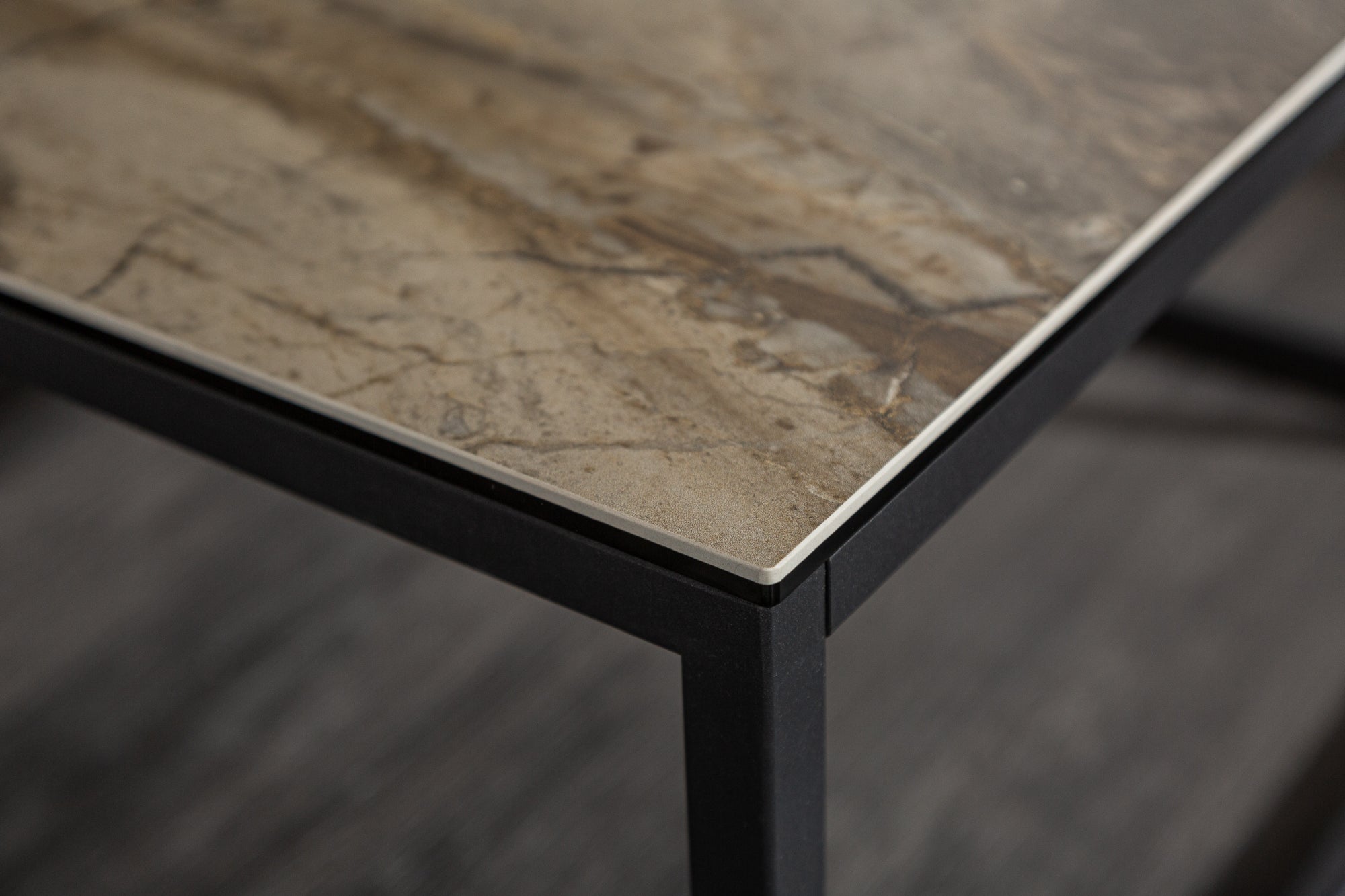 Table basse design SYMBIOSE 75cm marbre taupe céramique fabriquée en Italie